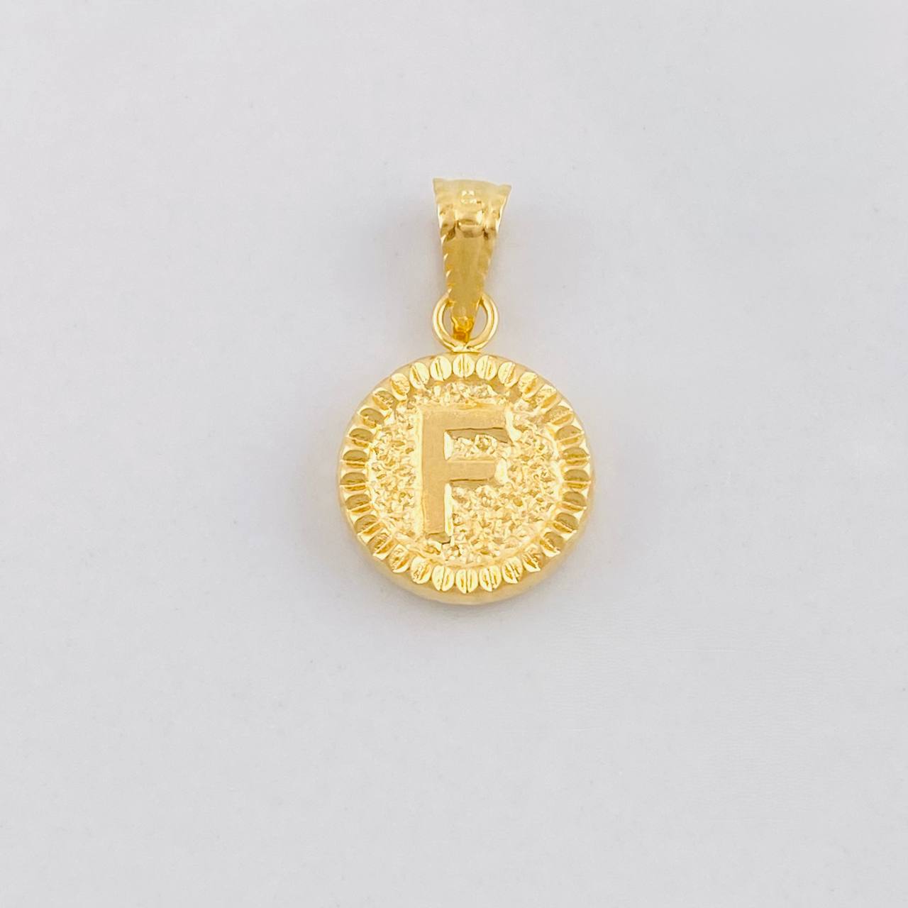 Dije Circulo Letra F 0.6g / 3/4 in Oro Amarillo 18K