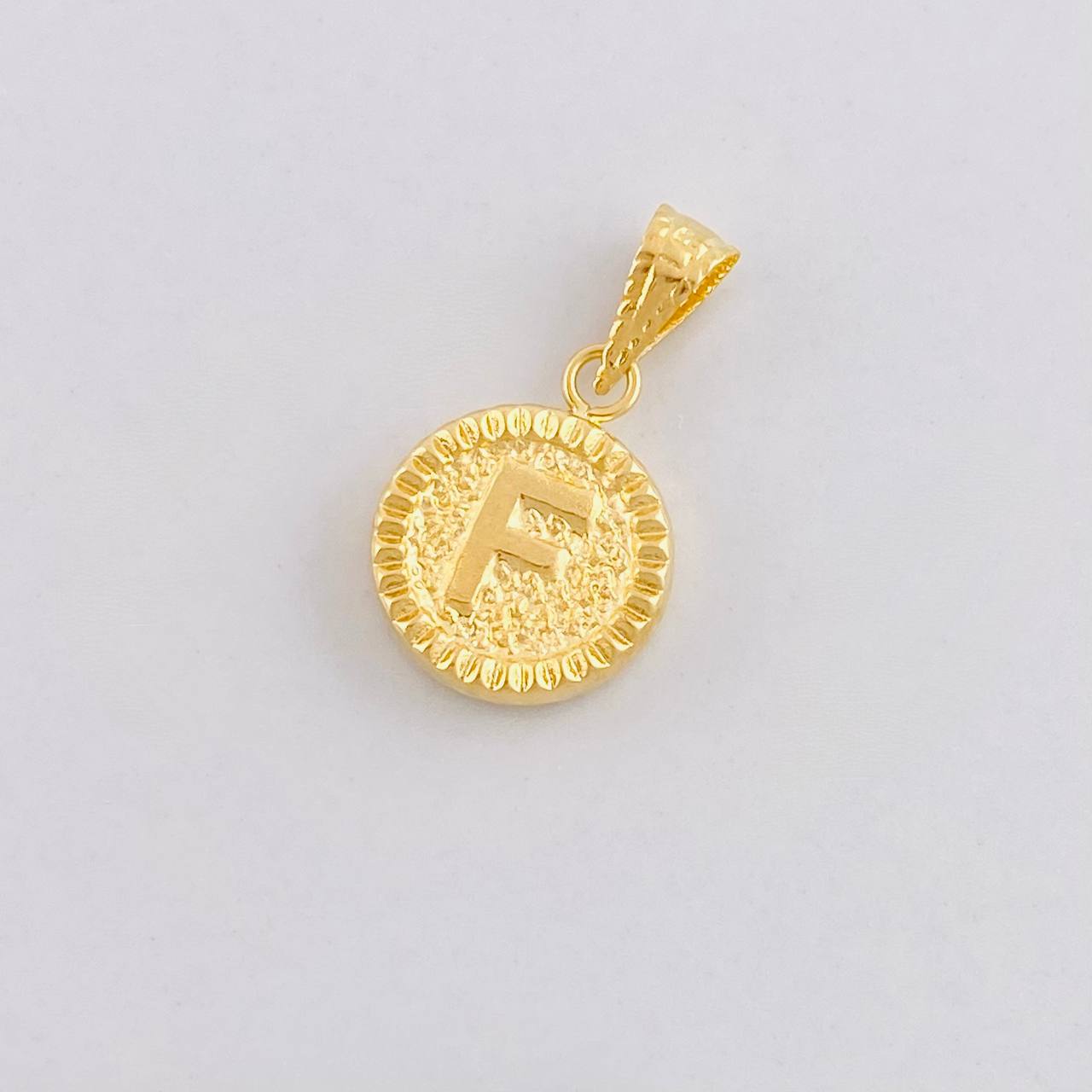 Dije Circulo Letra F 0.6g / 3/4 in Oro Amarillo 18K