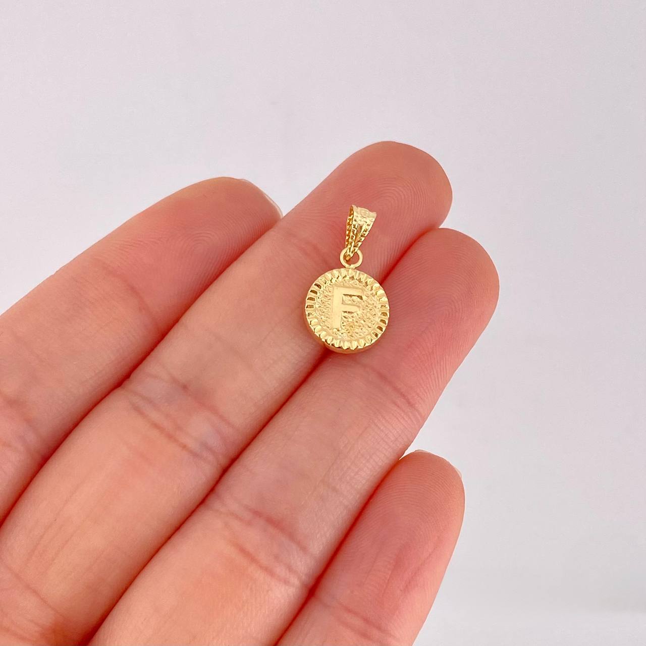 Dije Circulo Letra F 0.6g / 3/4 in Oro Amarillo 18K