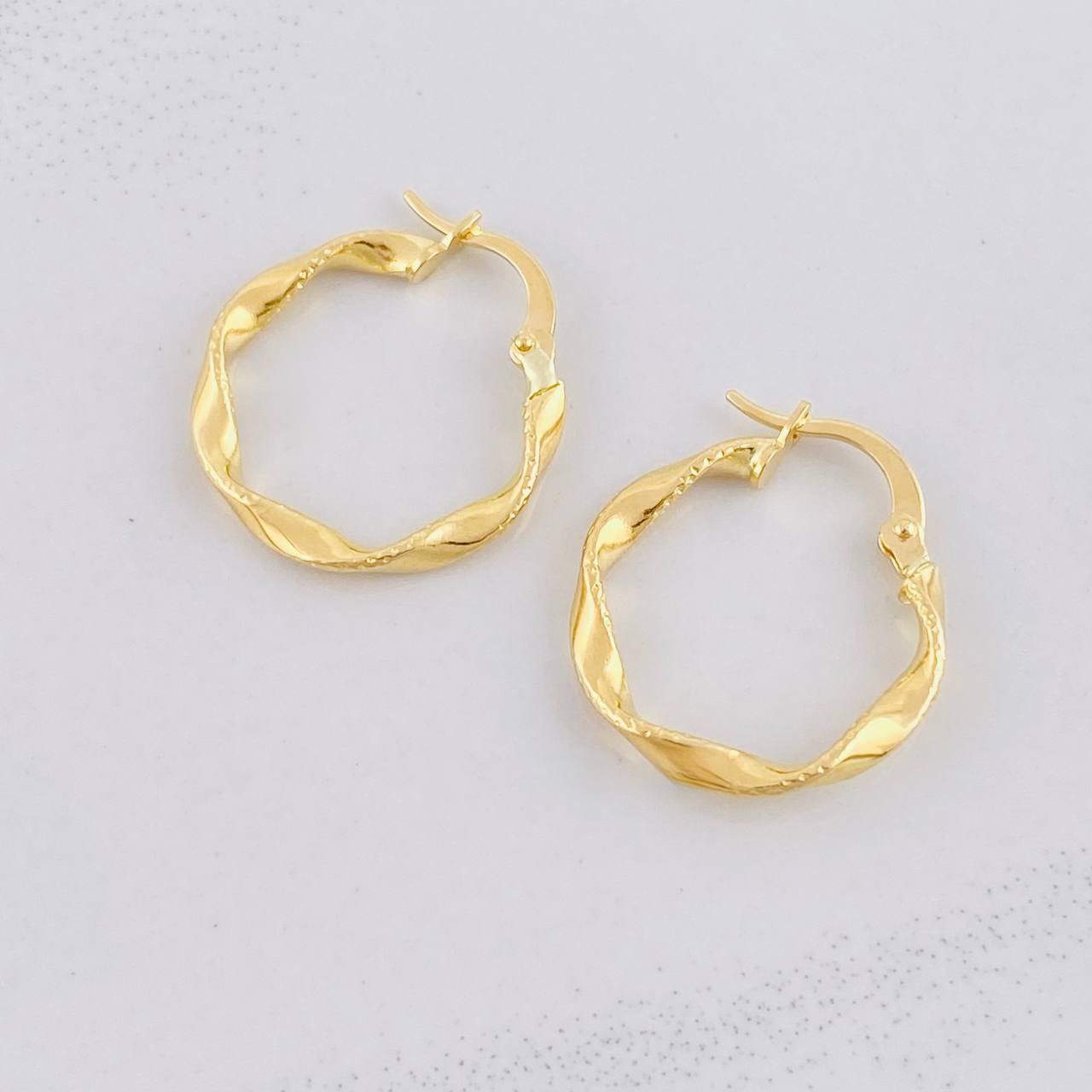 Hoop Earrings Nilo 1.25g / 3/4 in 18K Yellow Gold