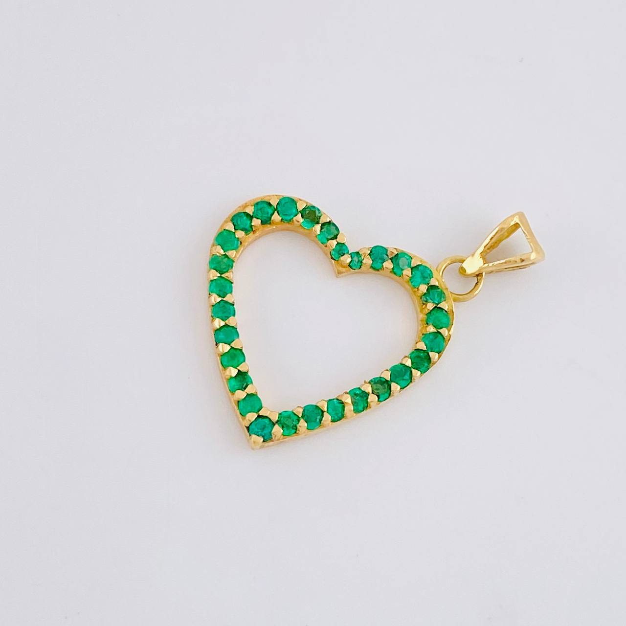 Pendant Heart Silhouette Emeralds 56 pts 1.7gr / 1 in / 18K Yellow Gold ©