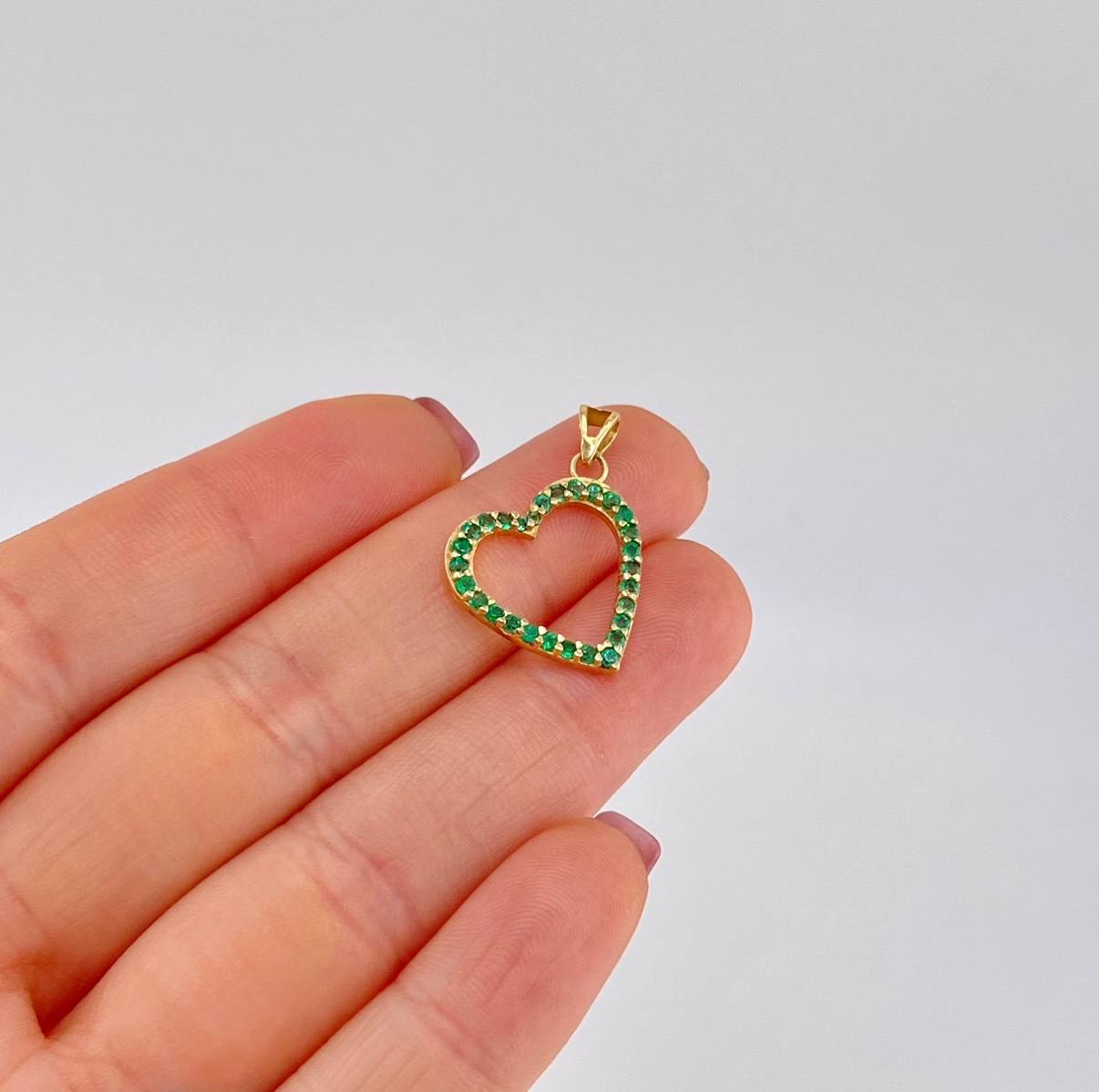 Pendant Heart Silhouette Emeralds 56 pts 1.7gr / 1 in / 18K Yellow Gold ©