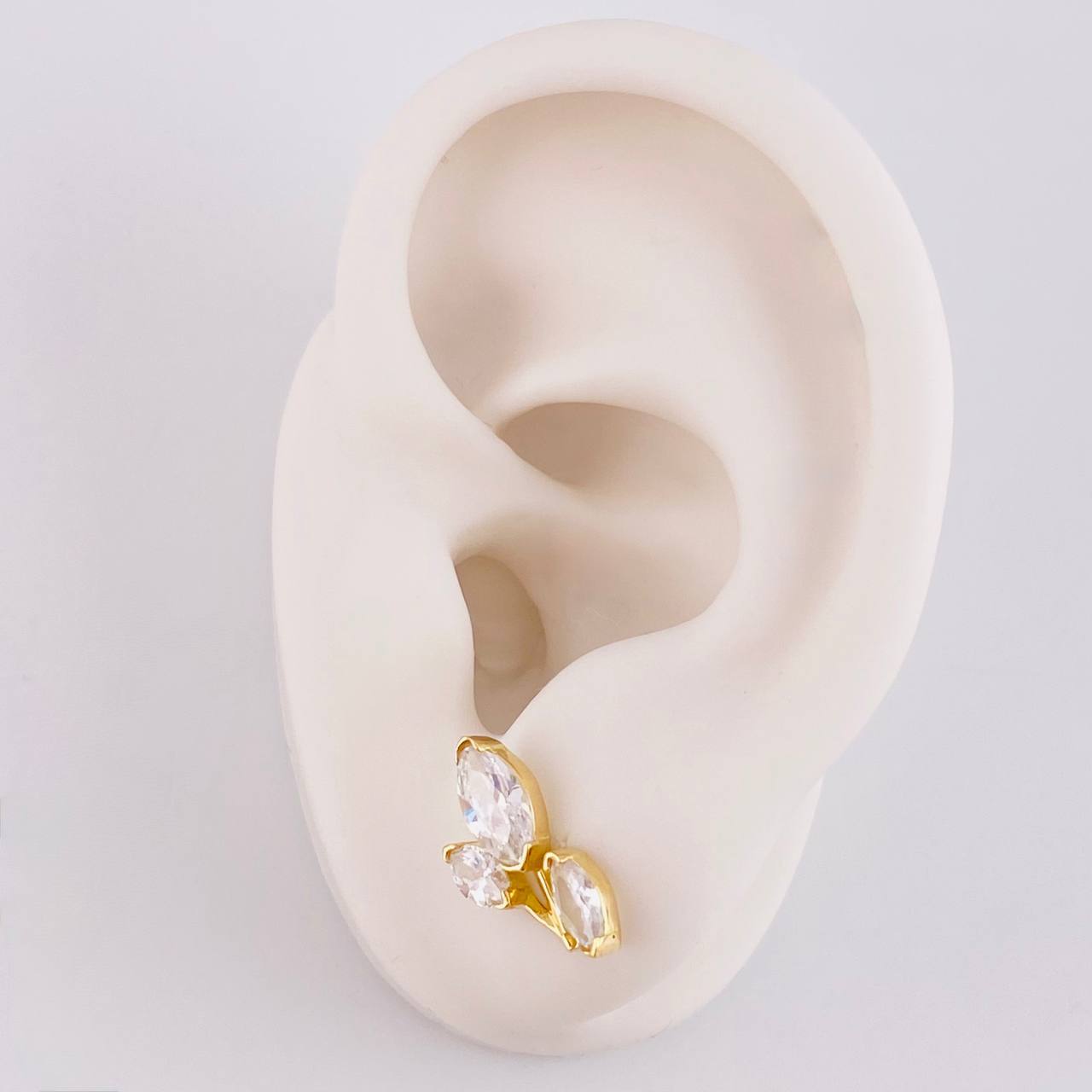 Topos Trio de Petalos 2.5g / in / 14.85mm Oro Amarillo 18K