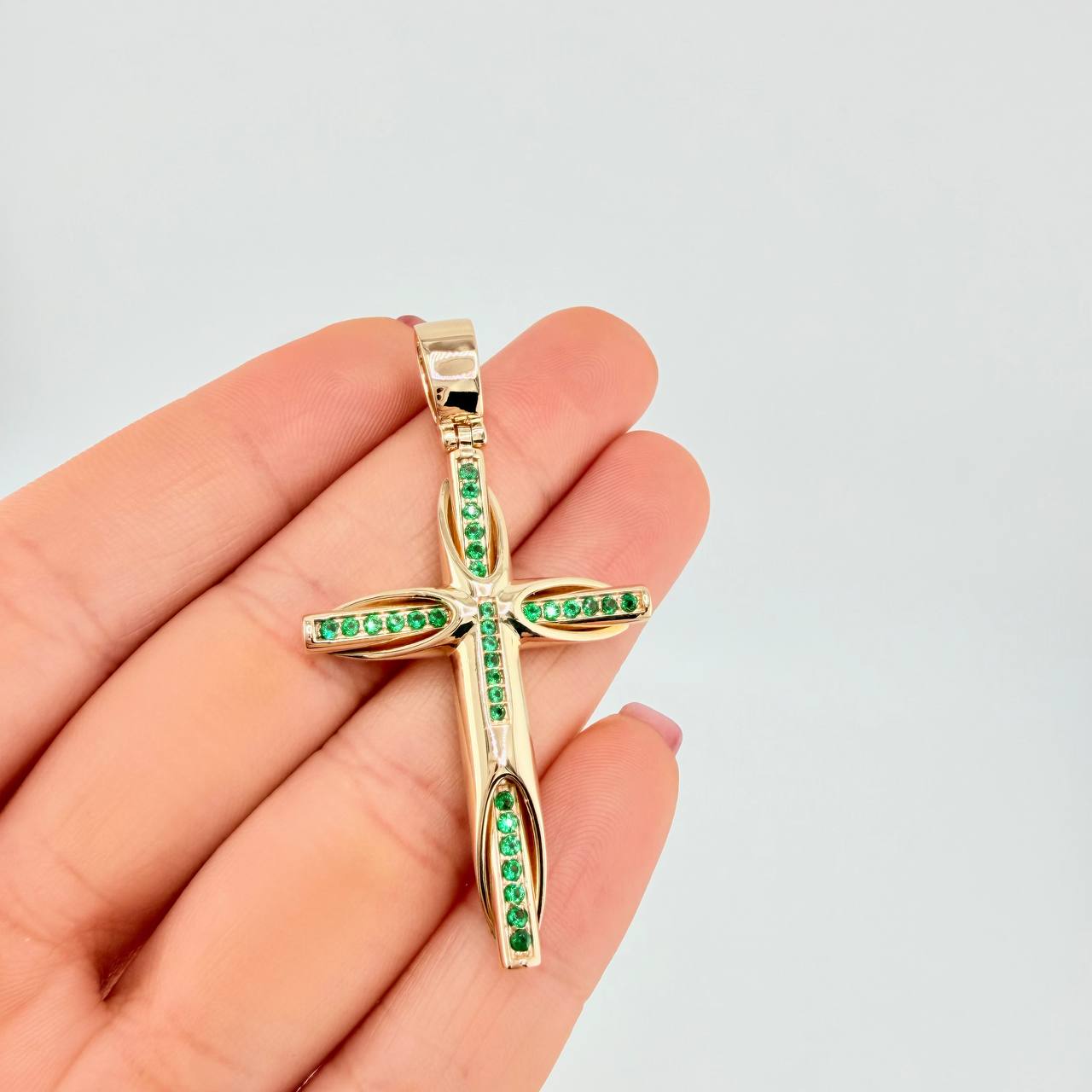 Pendant Cross Radiance Emeralds 63pts 11.6g / 2 1/4 in 18K Yellow Gold