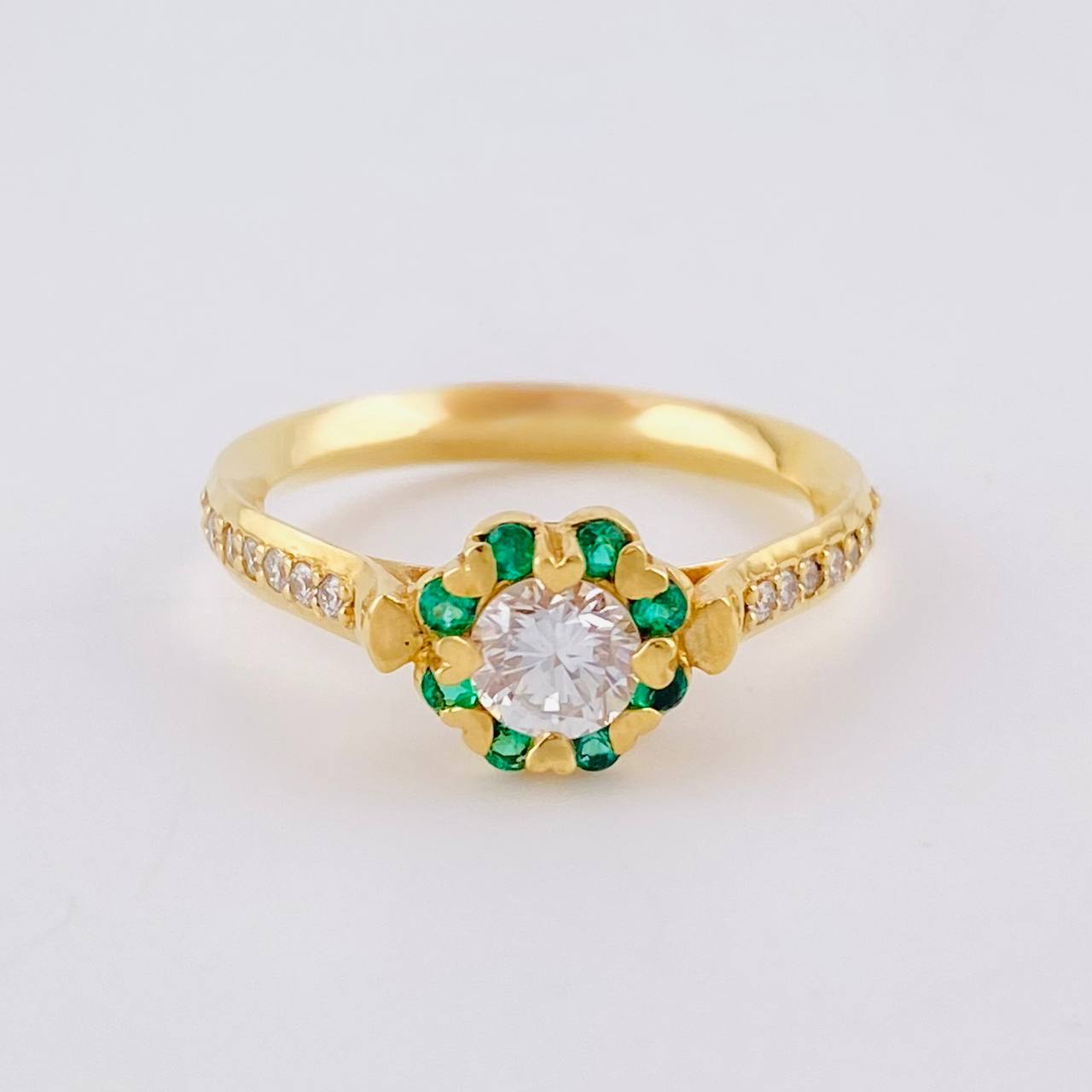 Ring Flower Hearts Emeralds 16pts Diamonds 77pts 4.4gr / T7 3/4 / 18K Yellow Gold ©