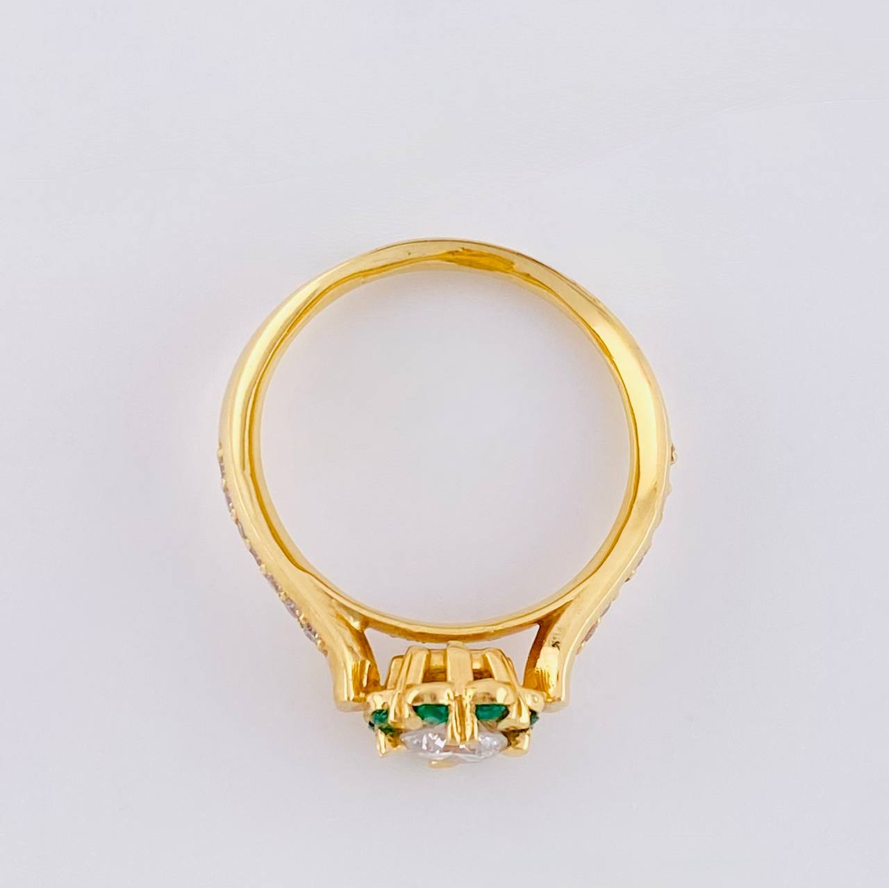 Ring Flower Hearts Emeralds 16pts Diamonds 77pts 4.4gr / T7 3/4 / 18K Yellow Gold ©