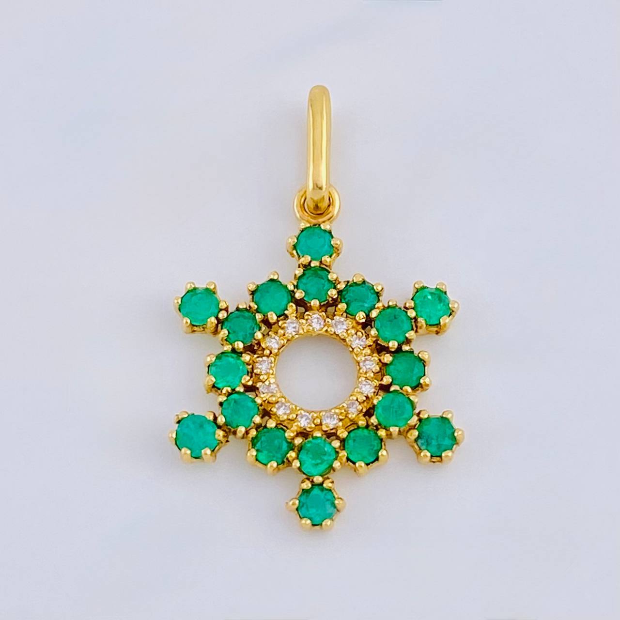 Dije Aro Estrellado 2.55gr / 2.9cm / Esmeraldas 84 pts - Diamantes Blancos 20 pts Oro Amarillo (Joya) ©