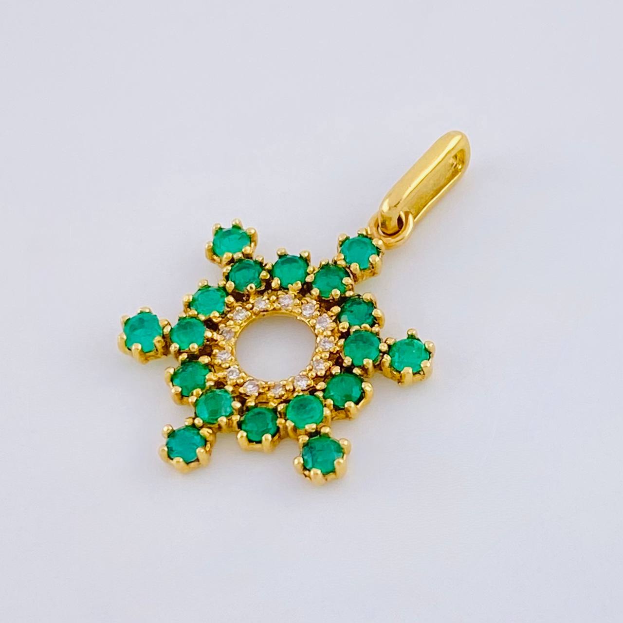 Dije Aro Estrellado 2.55gr / 2.9cm / Esmeraldas 84 pts - Diamantes Blancos 20 pts Oro Amarillo (Joya) ©