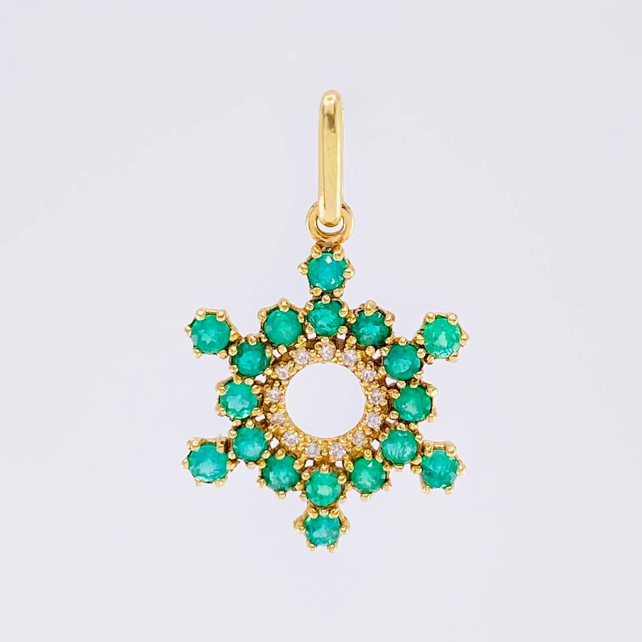Dije Aro Estrellado 2.55gr / 2.9cm / Esmeraldas 84 pts - Diamantes Blancos 20 pts Oro Amarillo (Joya) ©