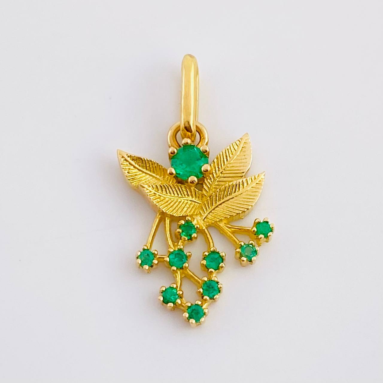 Dije Hojas Ramillete 2.25gr / 2.5cm / Esmeraldas 32pts Oro Amarillo 18K (Joya) ©