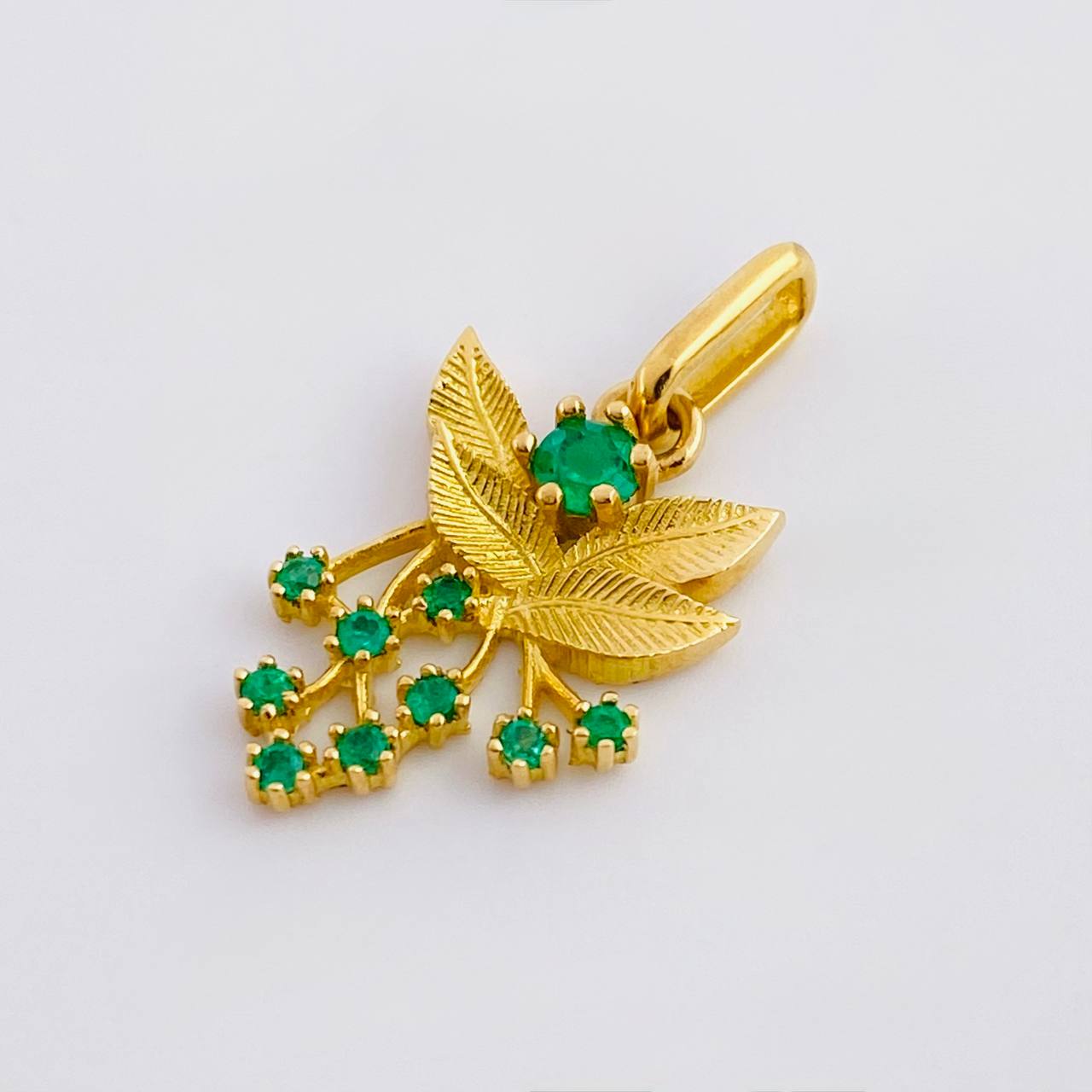 Dije Hojas Ramillete 2.25gr / 2.5cm / Esmeraldas 32pts Oro Amarillo 18K (Joya) ©