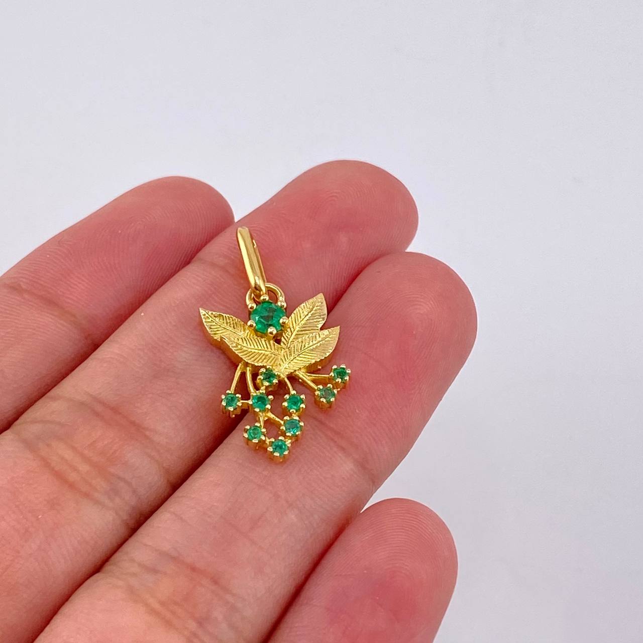 Dije Hojas Ramillete 2.25gr / 2.5cm / Esmeraldas 32pts Oro Amarillo 18K (Joya) ©