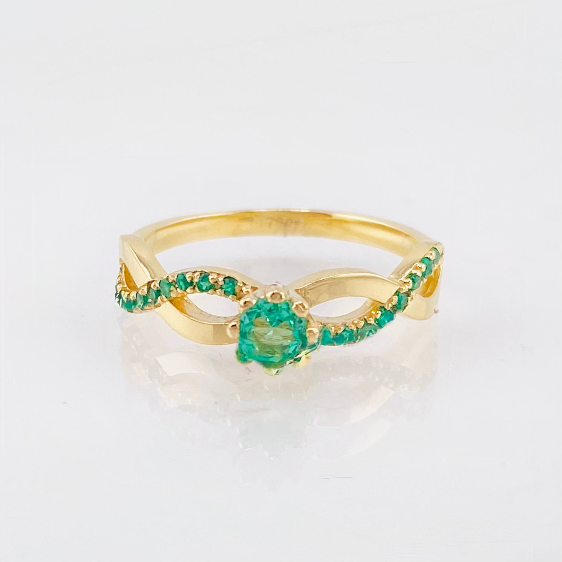 Anillo Solitario Infinito Imperial Esmeraldas 5pts 2.95gr / T7 1/4 / Oro Amarillo 18K *