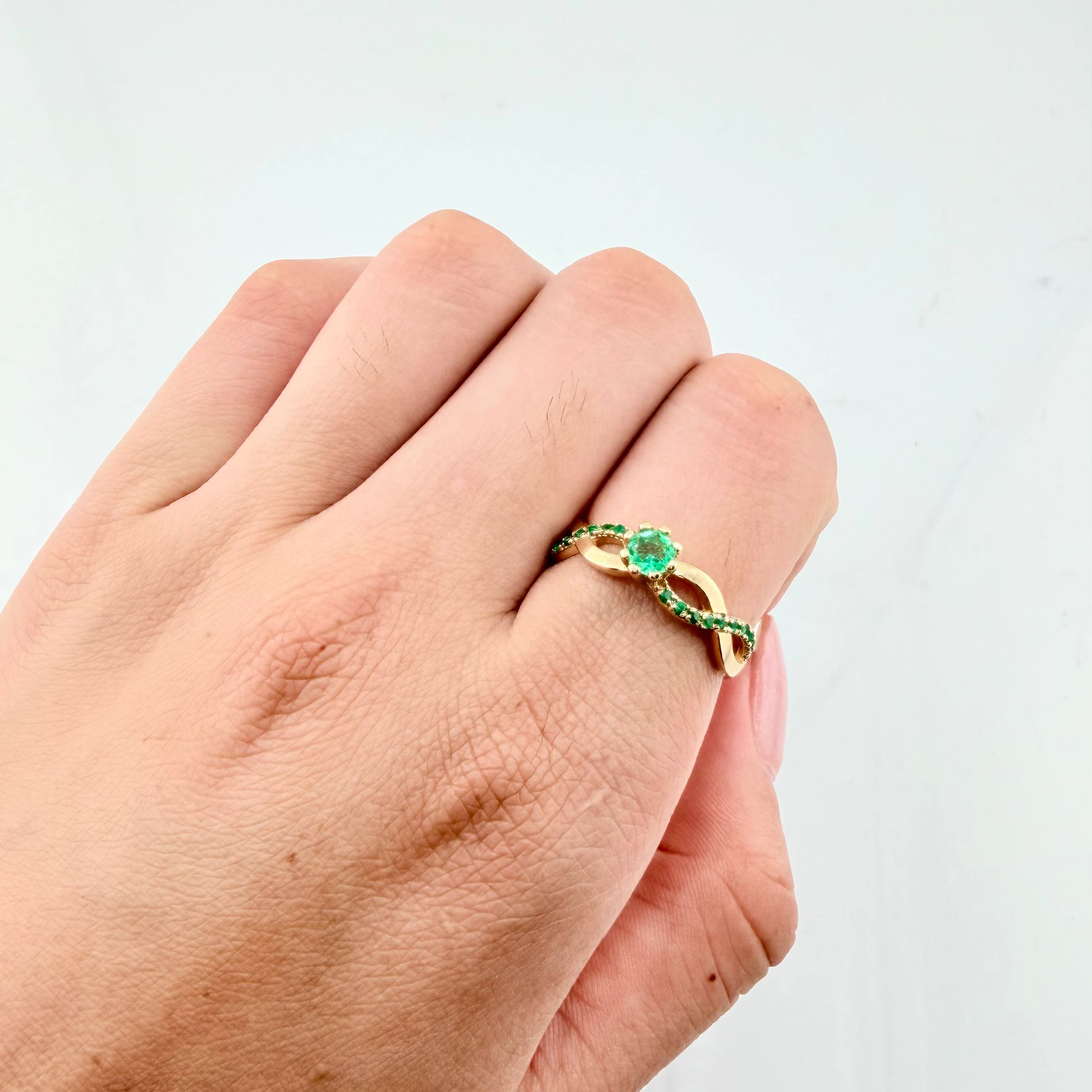 Anillo Solitario Infinito Imperial Esmeraldas 5pts 2.95gr / T7 1/4 / Oro Amarillo 18K *
