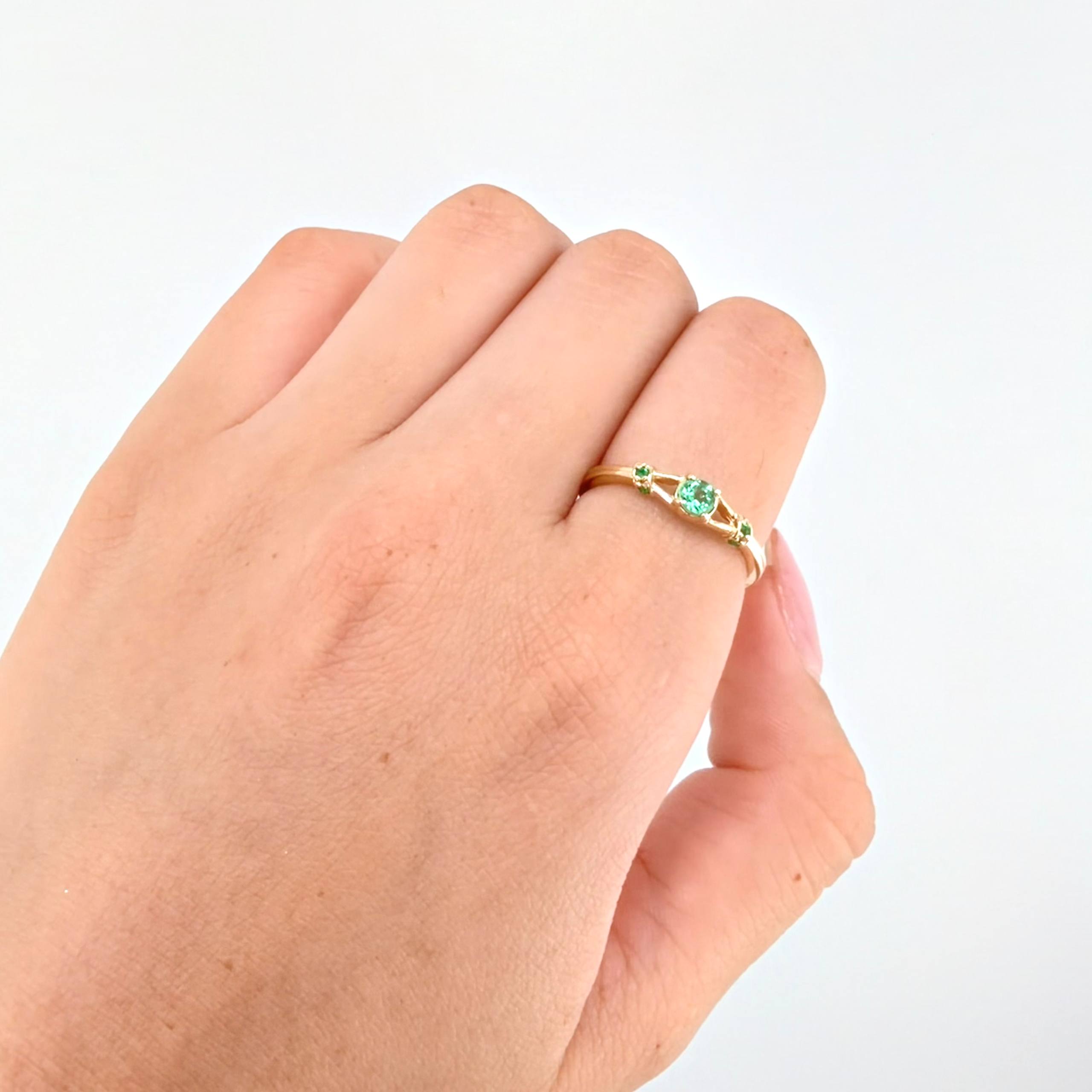 Anillo Vertices Ampliadas Esmeraldas 29pts 2gr / T7 / Oro Amarillo 18K *