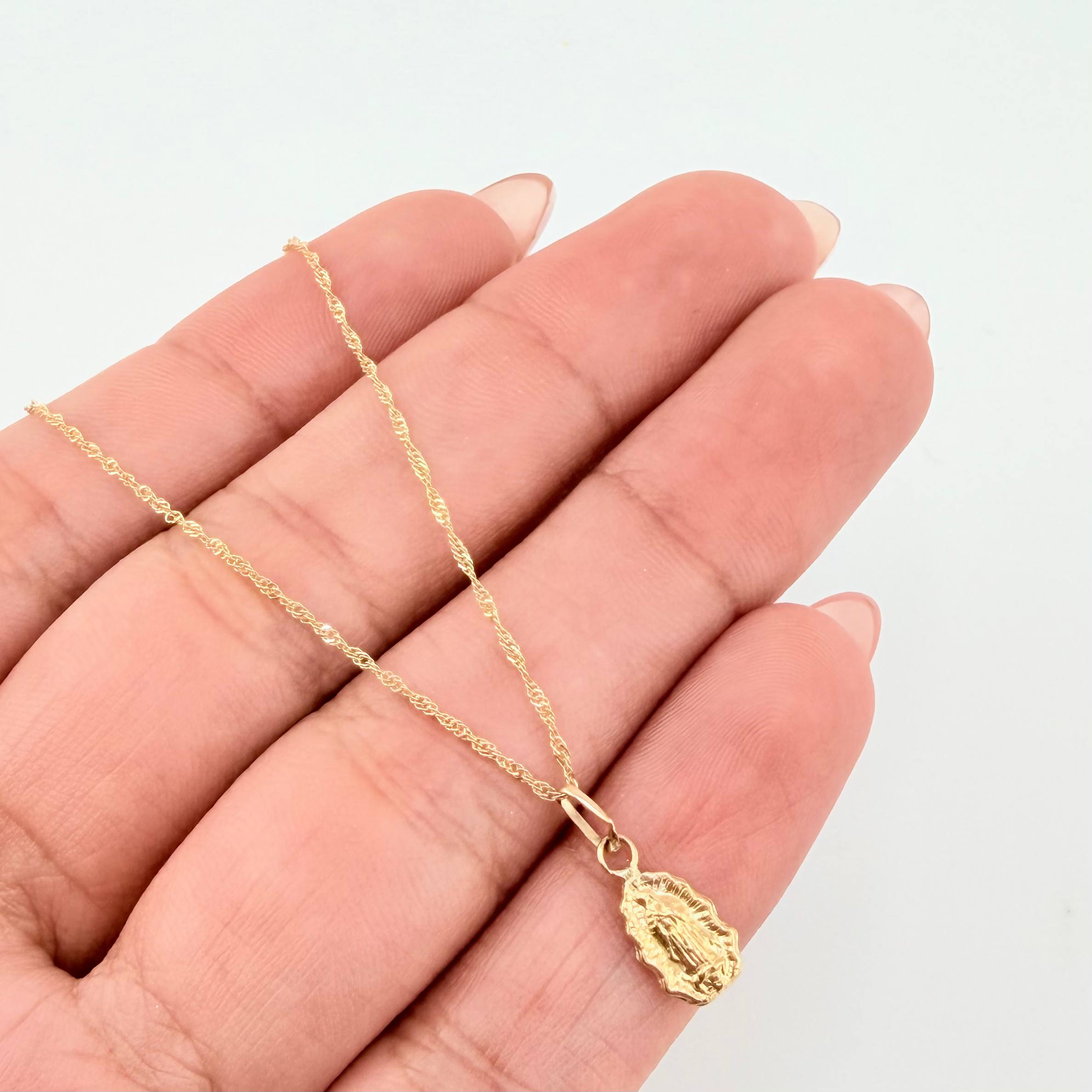 Set Cadena y Dije Singapur + Virgen Guadalupe 1.25gr / 15 3/4 in / 0.9mm Oro Amarillo 18K