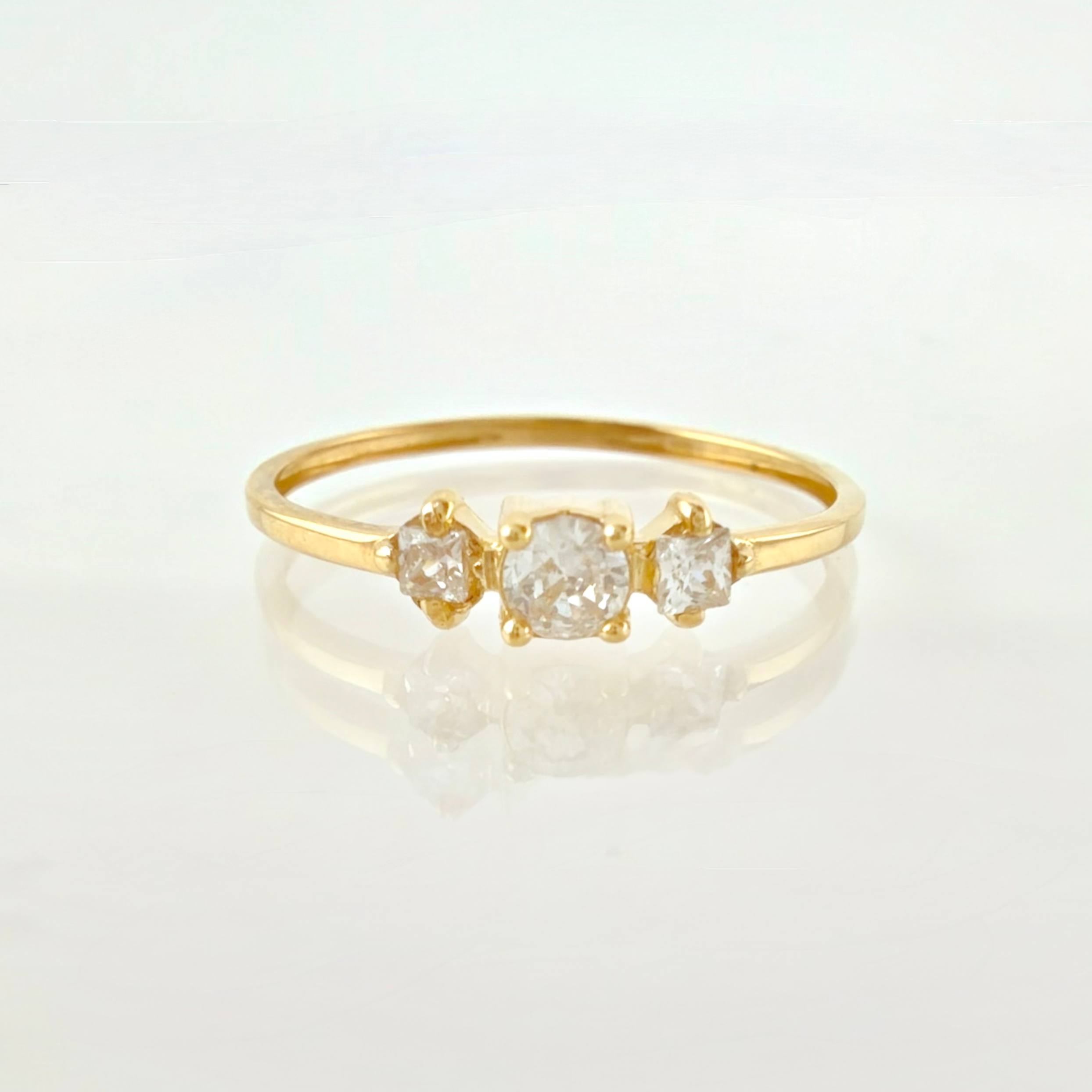 Trio Solitaire Ring 0.8gr / T5 3/4 / 18K Yellow Gold