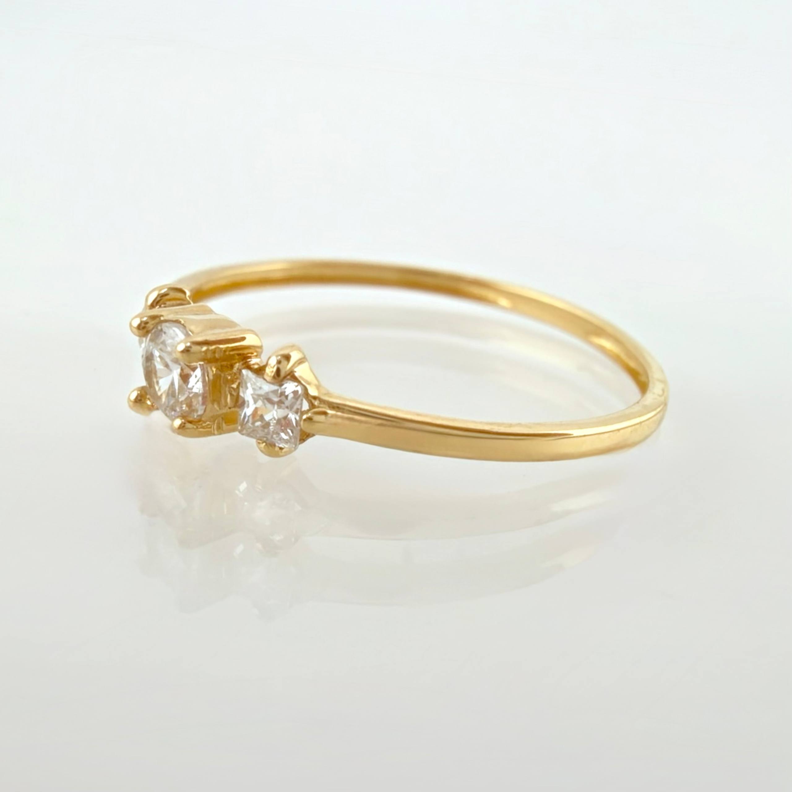 Anillo Solitario Trio 0.8gr / T7 / Oro Amarillo 18K *
