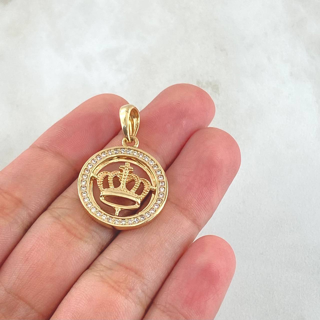 Dije Medalla Corona Real 5.9gr / 3cm / Circones Blancos Oro Amarillo 18K