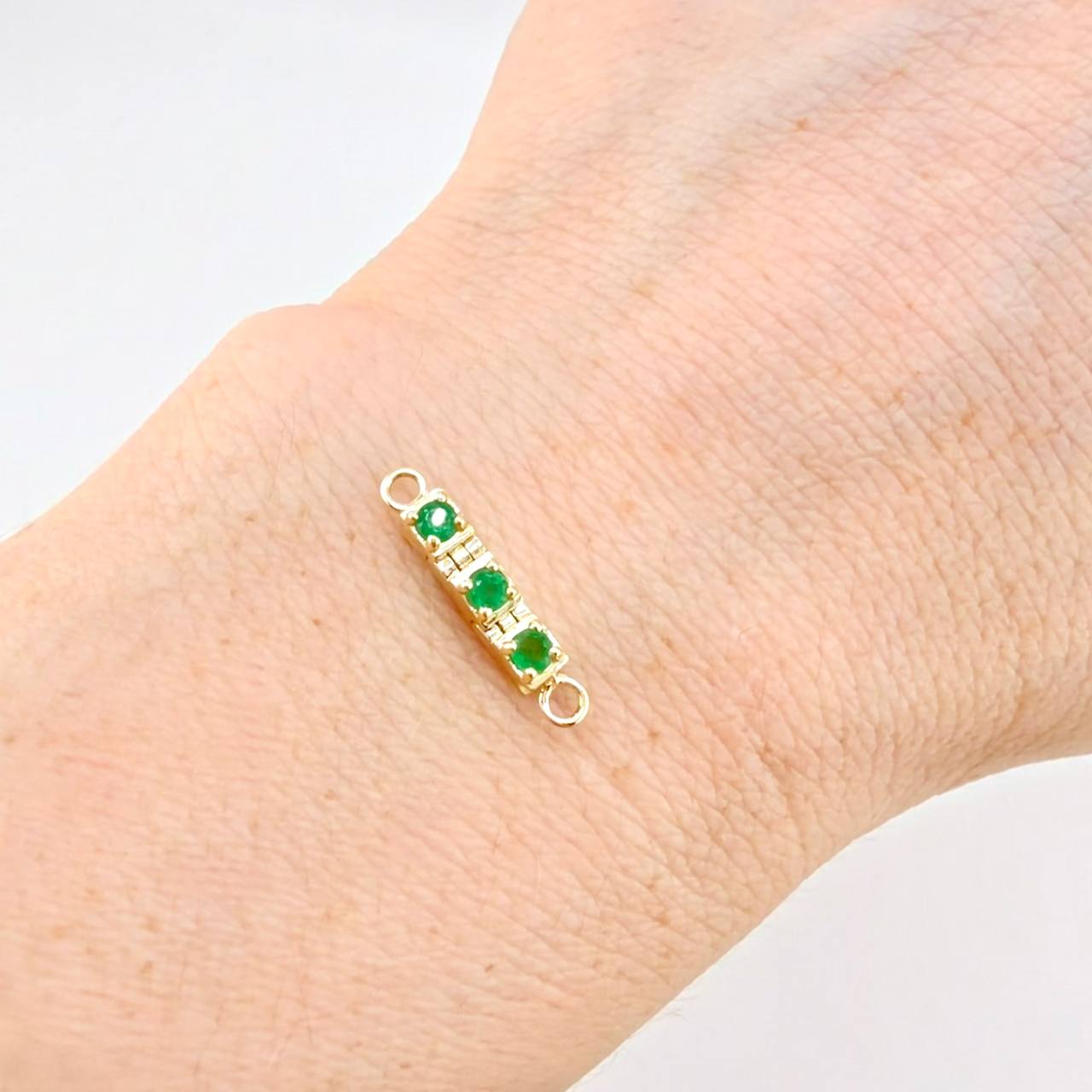 Charm Vertical Trilogy Emeralds 15pts 1.15g / 3/4 in 18K Yellow Gold