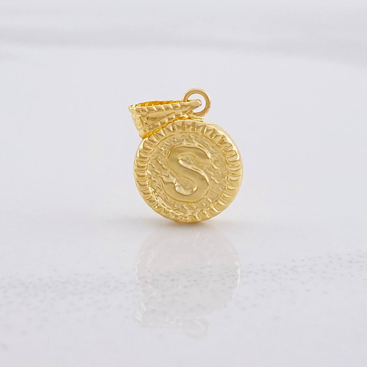 Dije Circulo Letra S 0.6g / 3/4 in Oro Amarillo 18K