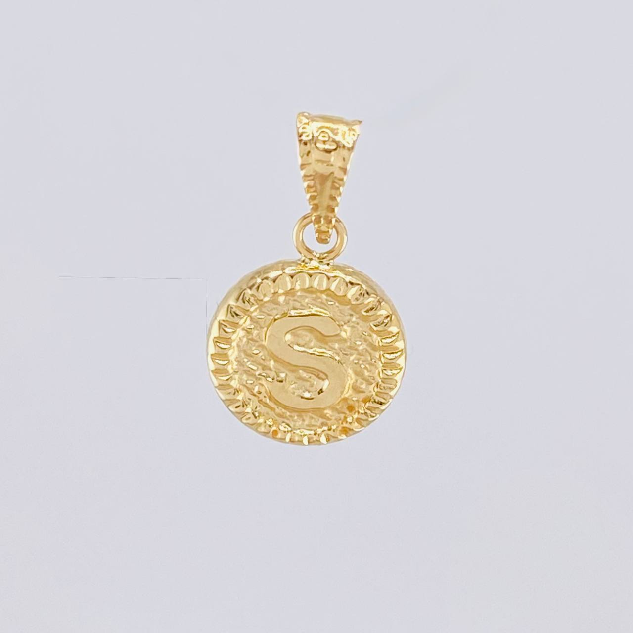 Dije Circulo Letra S 0.6g / 3/4 in Oro Amarillo 18K