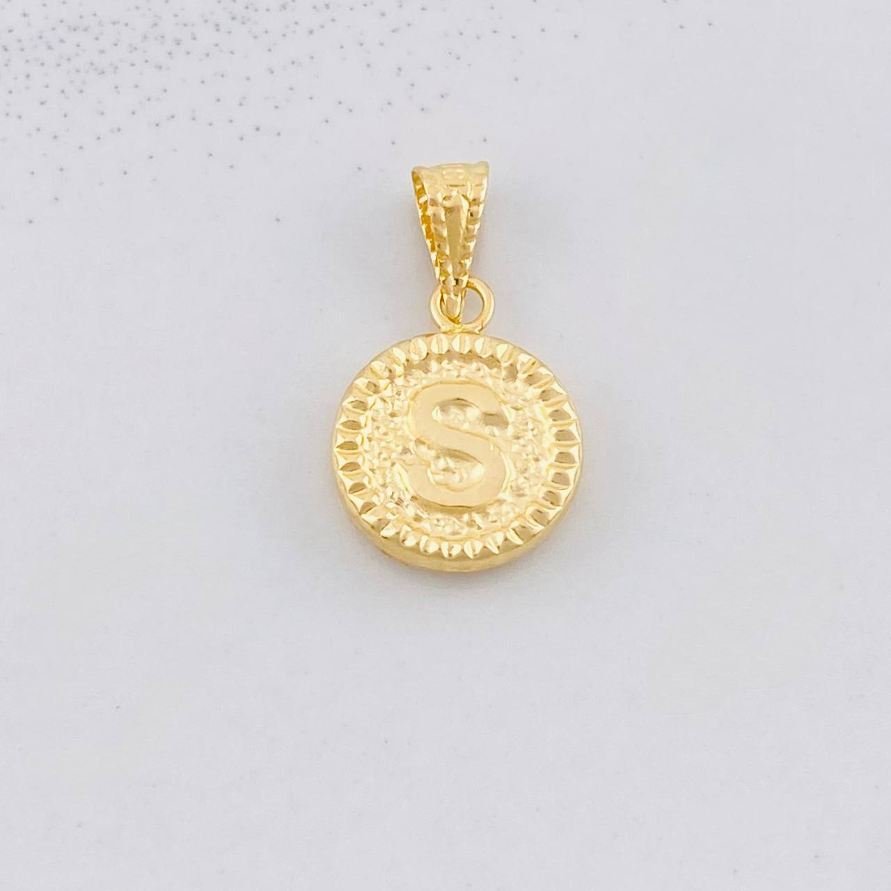 Dije Circulo Letra S 0.6g / 3/4 in Oro Amarillo 18K