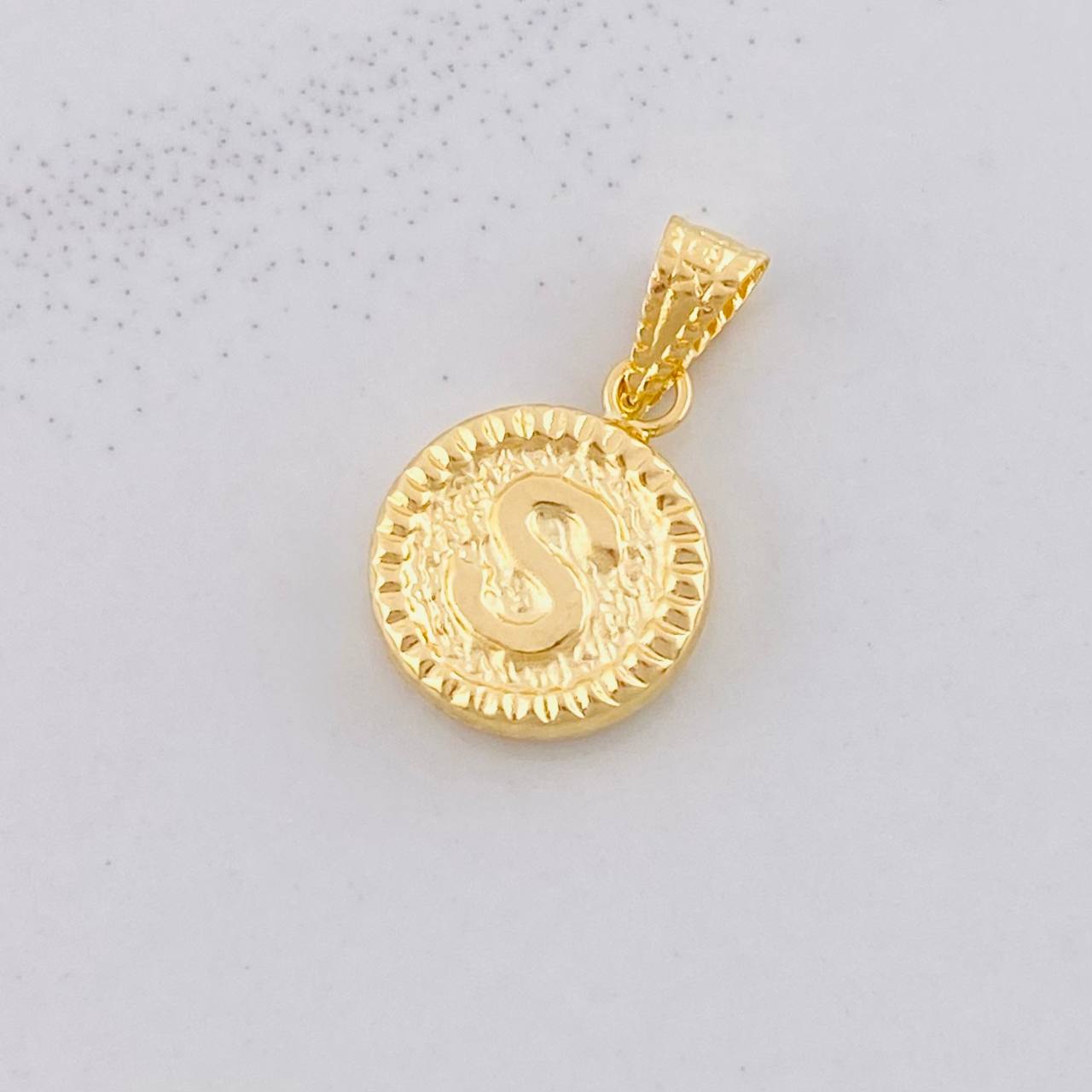 Dije Circulo Letra S 0.6g / 3/4 in Oro Amarillo 18K