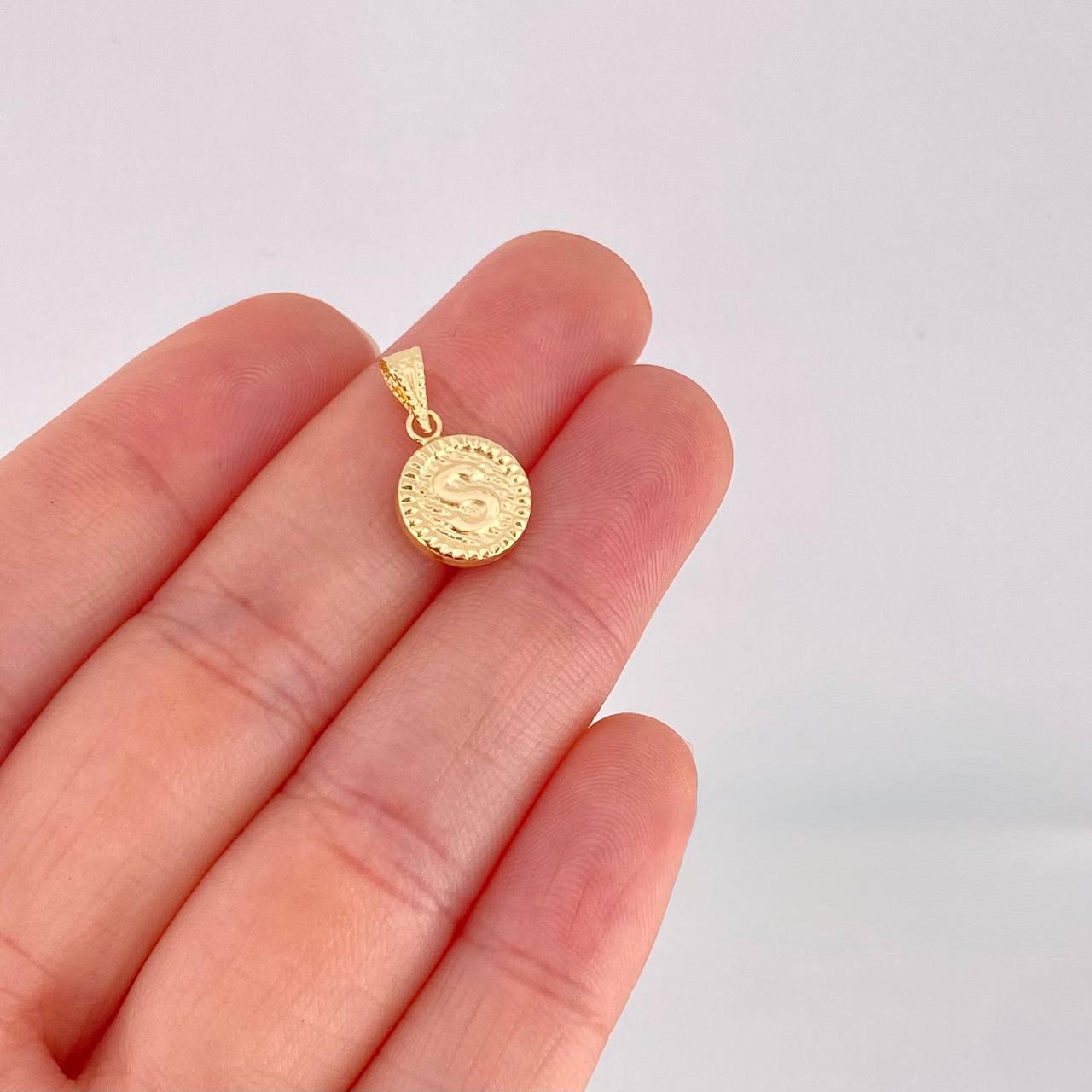 Dije Circulo Letra S 0.6g / 3/4 in Oro Amarillo 18K