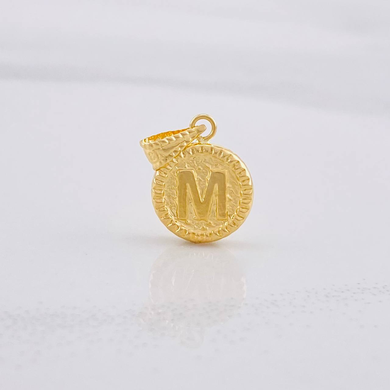 Dije Circulo Letra M 0.6g / 3/4 in Oro Amarillo 18K