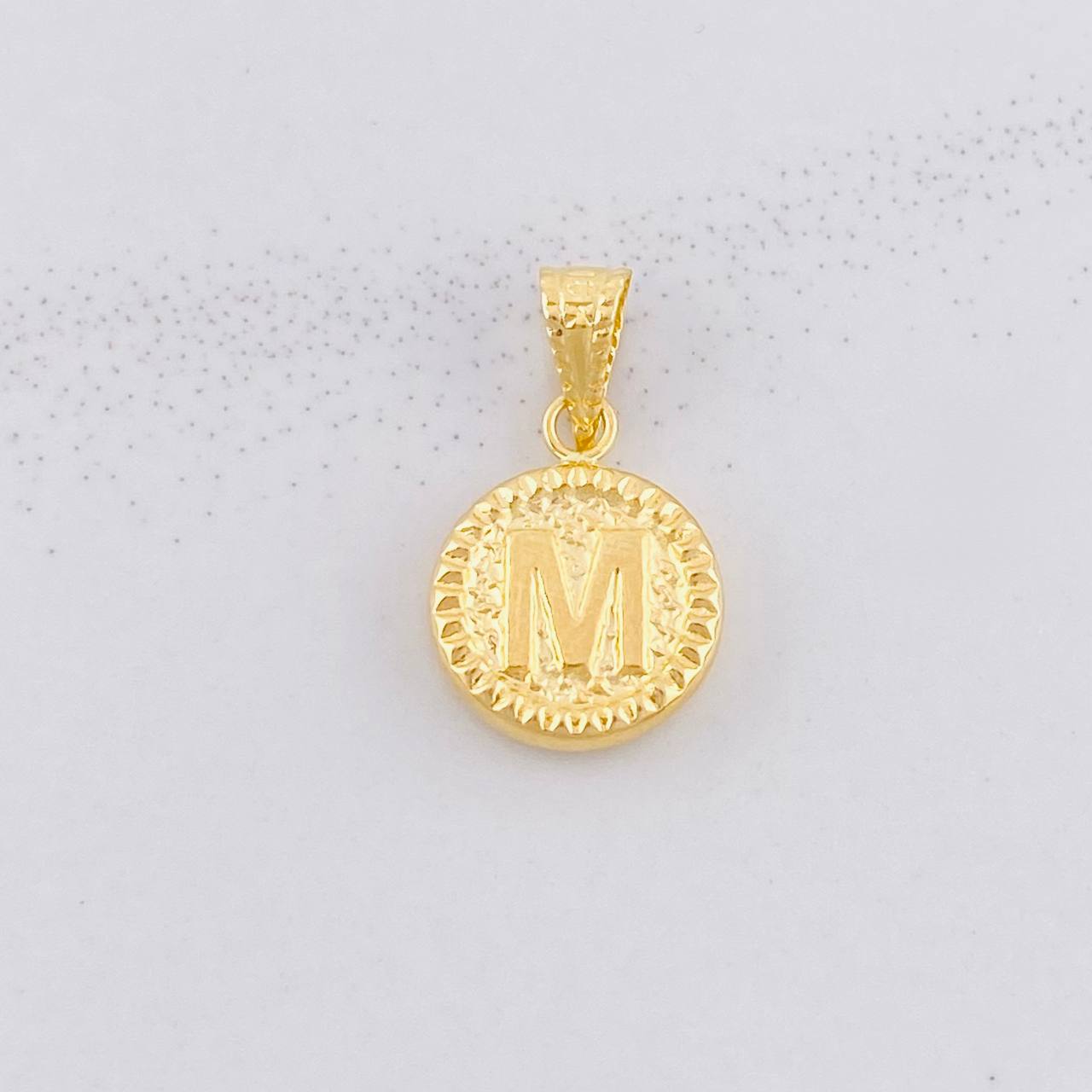 Dije Circulo Letra M 0.6g / 3/4 in Oro Amarillo 18K