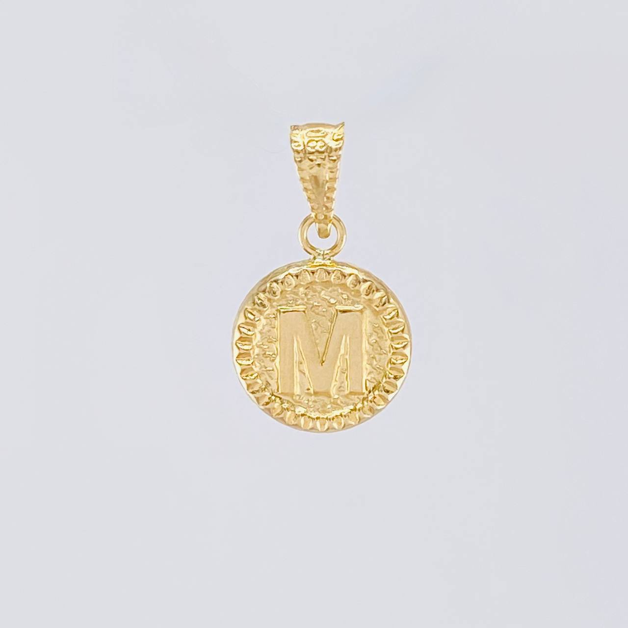 Dije Circulo Letra M 0.6g / 3/4 in Oro Amarillo 18K