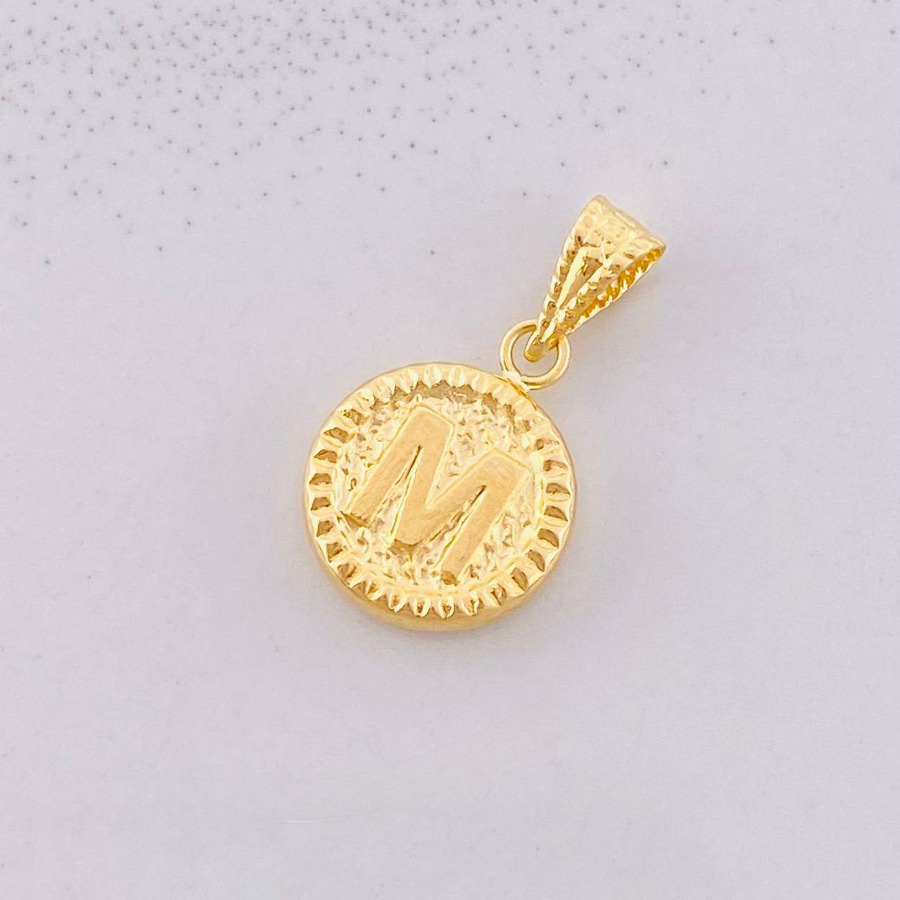 Dije Circulo Letra M 0.6g / 3/4 in Oro Amarillo 18K