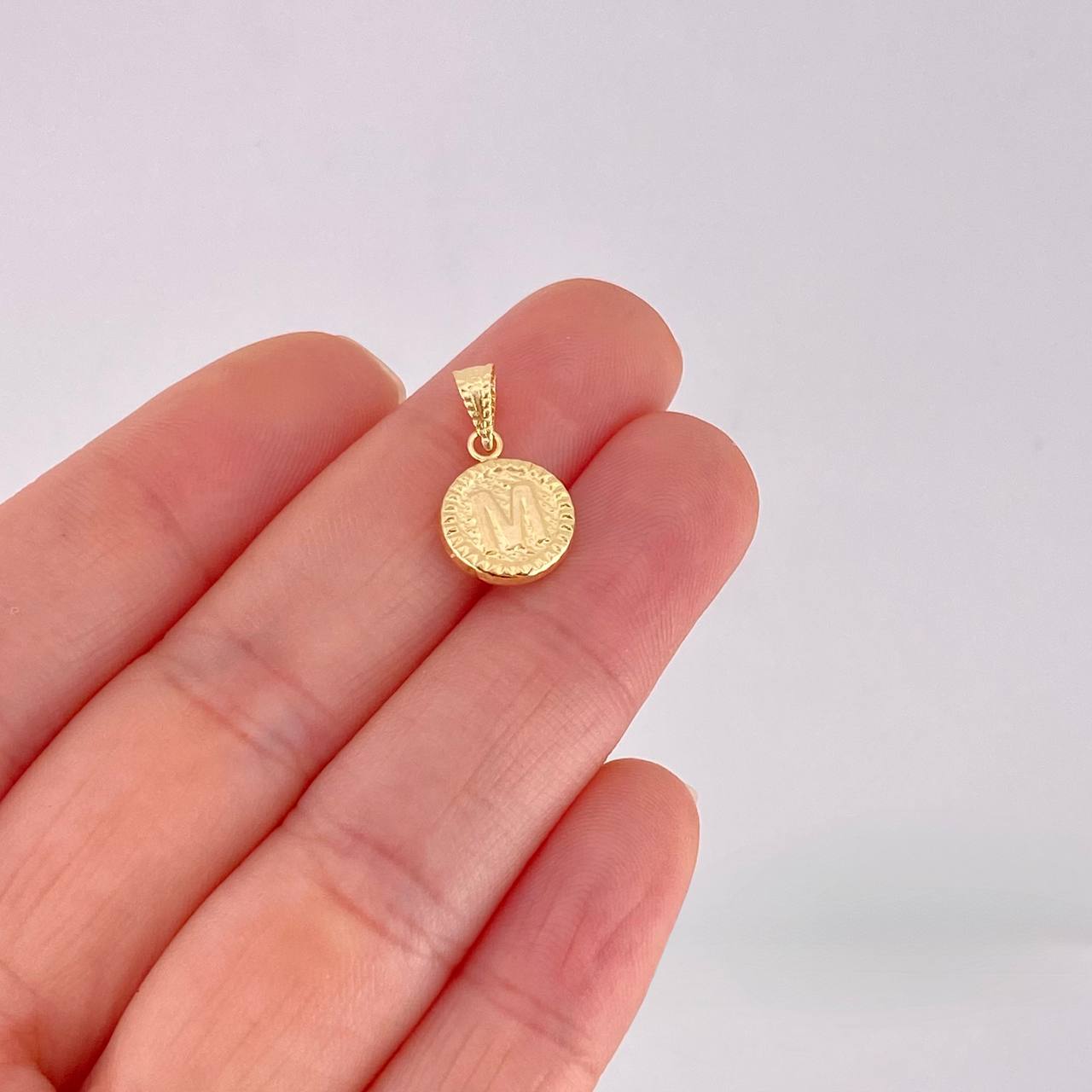 Dije Circulo Letra M 0.6g / 3/4 in Oro Amarillo 18K