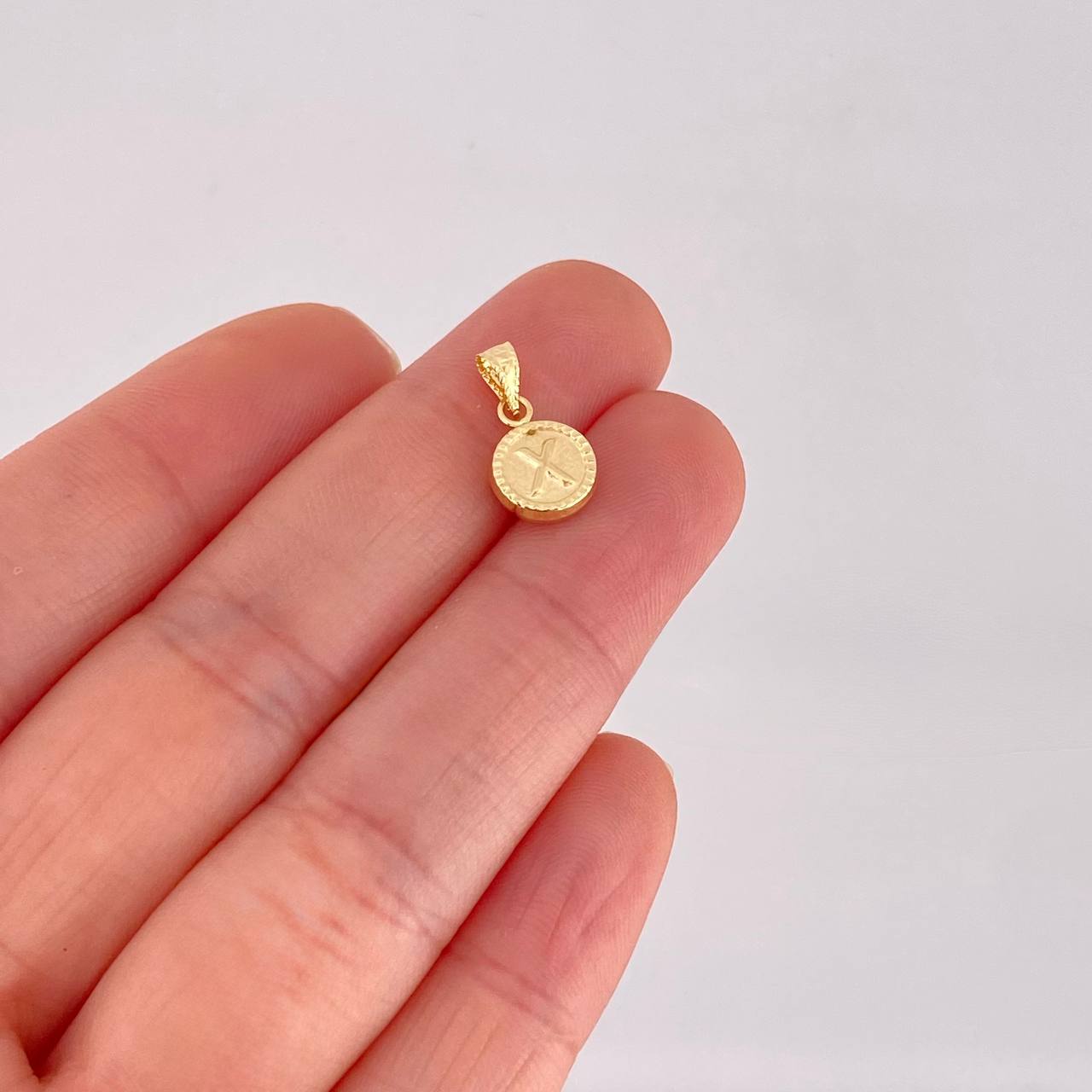 Dije Circulo Letra X 0.4g / 1/2 in Oro Amarillo 18K