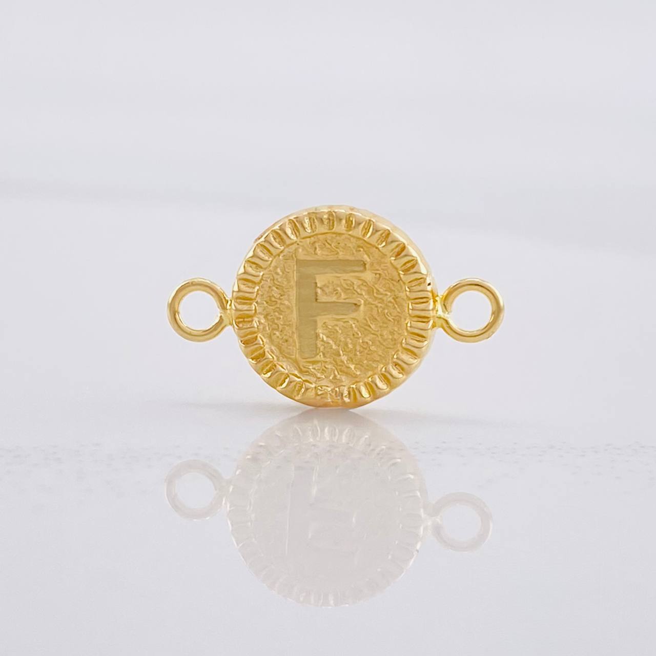 Herraje Circulo Letra F 0.6g / 3/4 in Oro Amarillo 18K