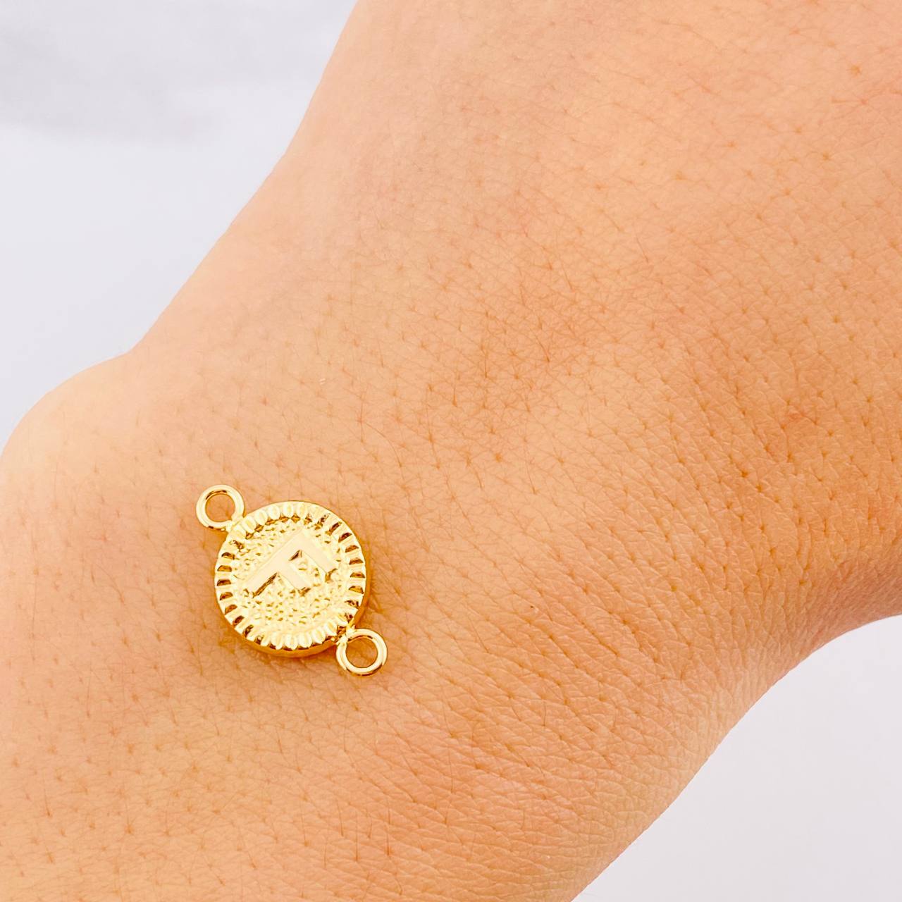 Herraje Circulo Letra F 0.6g / 3/4 in Oro Amarillo 18K