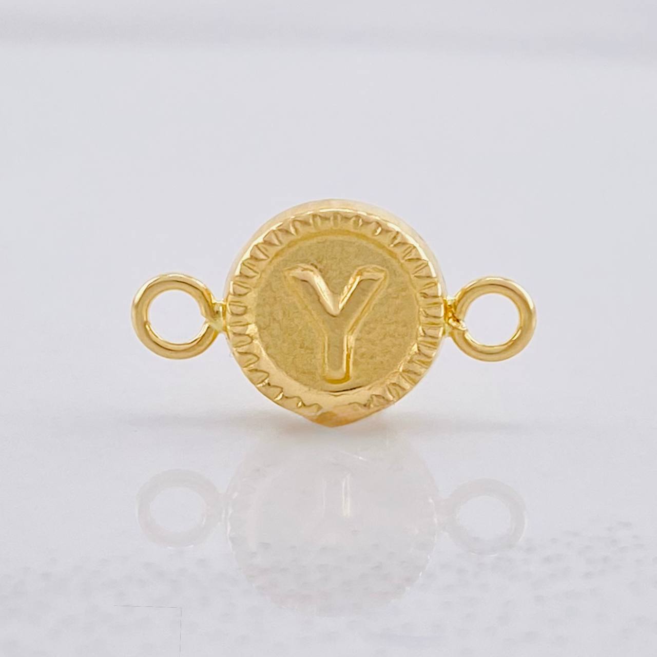 Charm Circle Letter Y 0.4g / 1/2 in 18K Yellow Gold