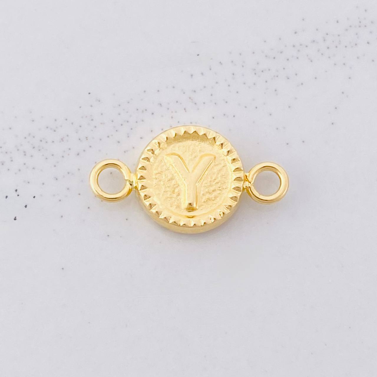 Charm Circle Letter Y 0.4g / 1/2 in 18K Yellow Gold
