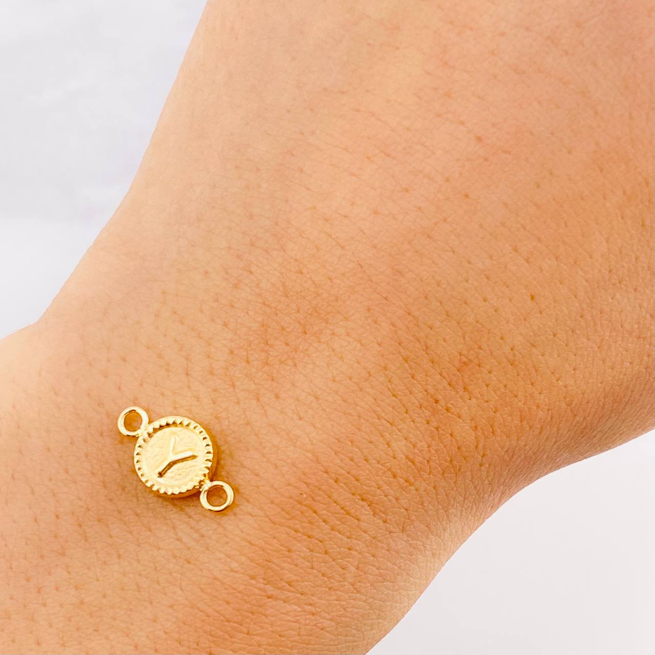 Charm Circle Letter Y 0.4g / 1/2 in 18K Yellow Gold