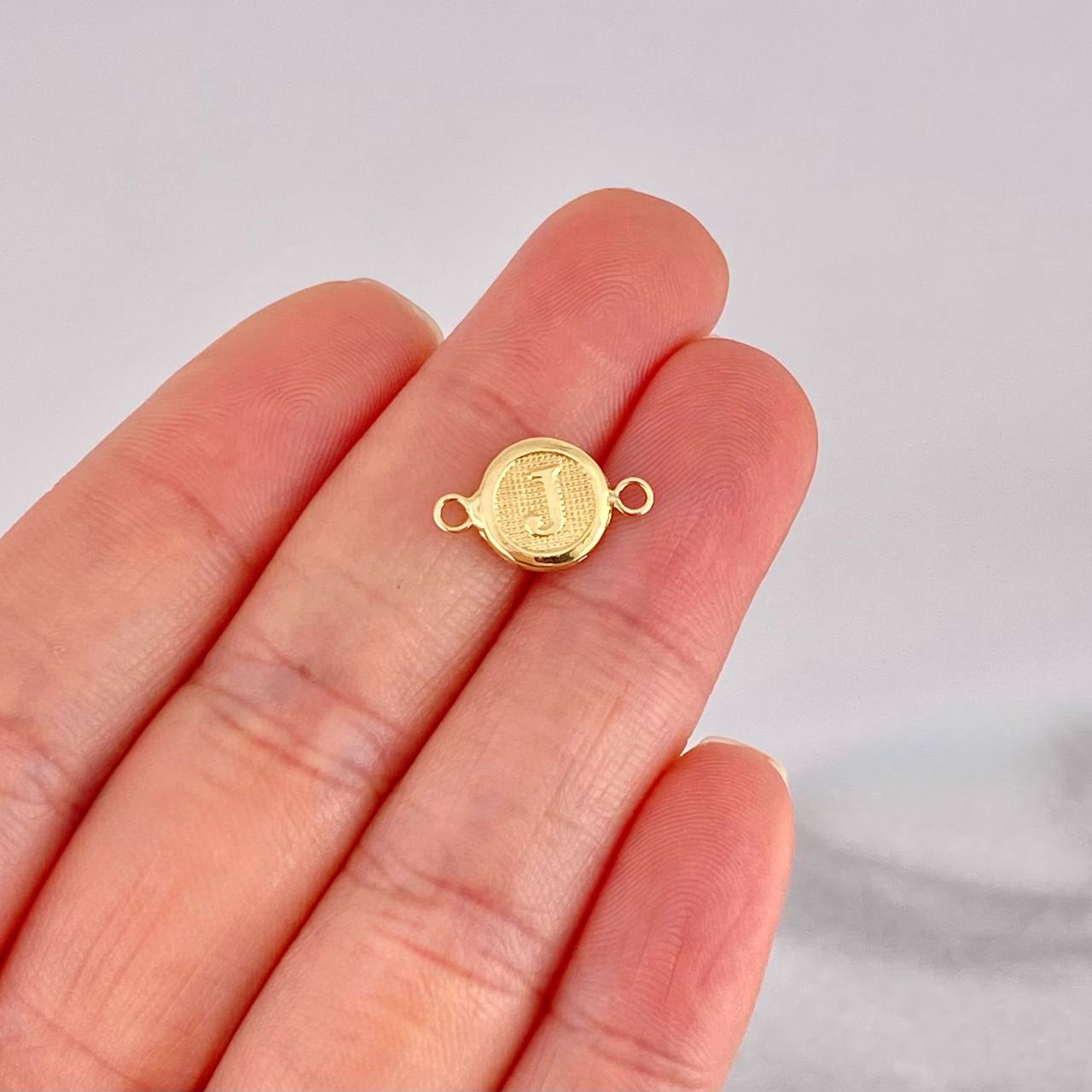 Herraje Circulo Letra J 0.35g / 1/2 in Oro Amarillo 18K