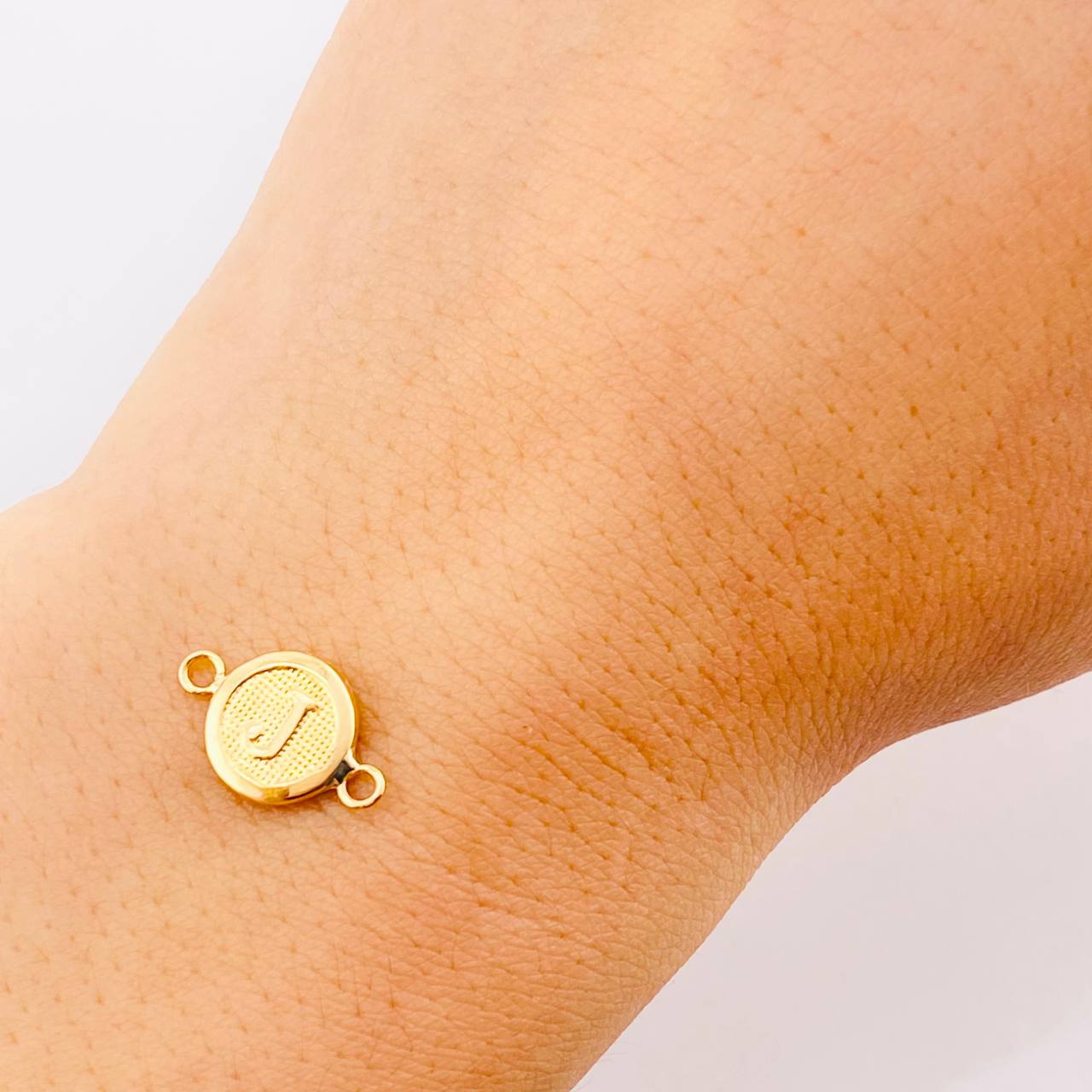 Herraje Circulo Letra J 0.35g / 1/2 in Oro Amarillo 18K