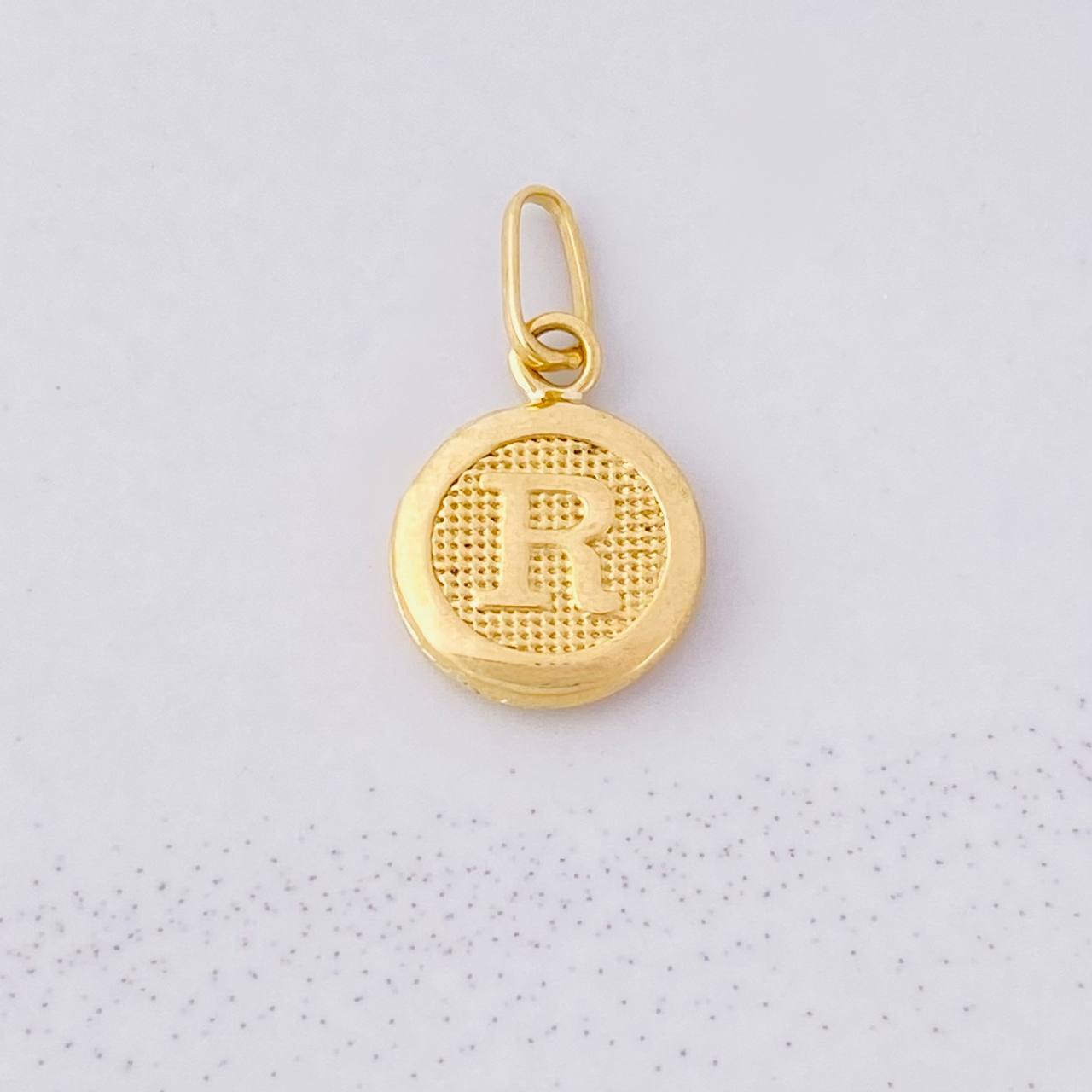 Dije Circulo Letra R 0.4g / 3/4 in Oro Amarillo 18K