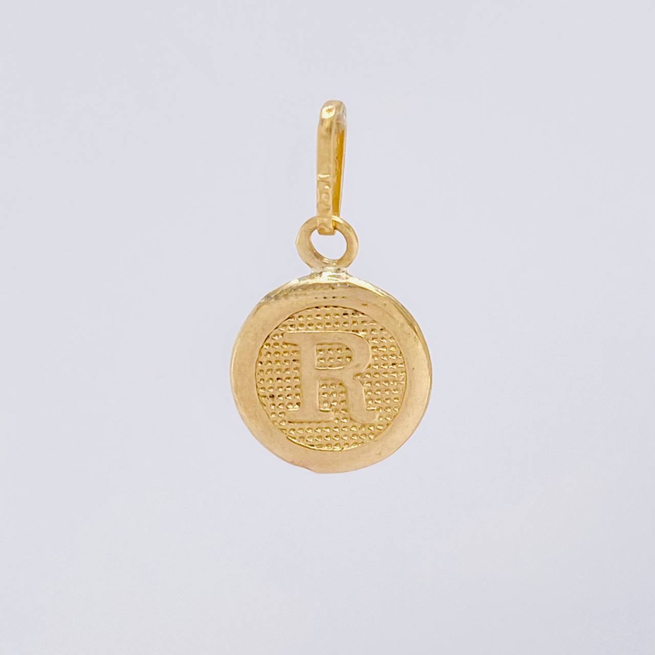 Dije Circulo Letra R 0.4g / 3/4 in Oro Amarillo 18K
