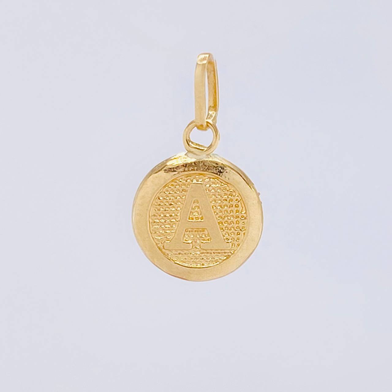 Dije Circulo Letra A 0.4g / 1/2 in Oro Amarillo 18K