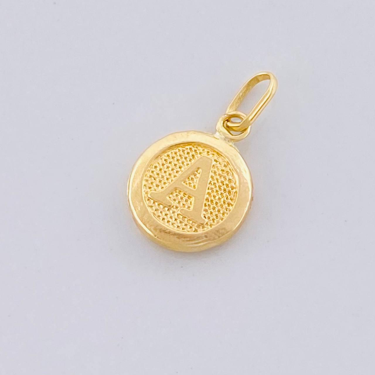 Dije Circulo Letra A 0.4g / 1/2 in Oro Amarillo 18K