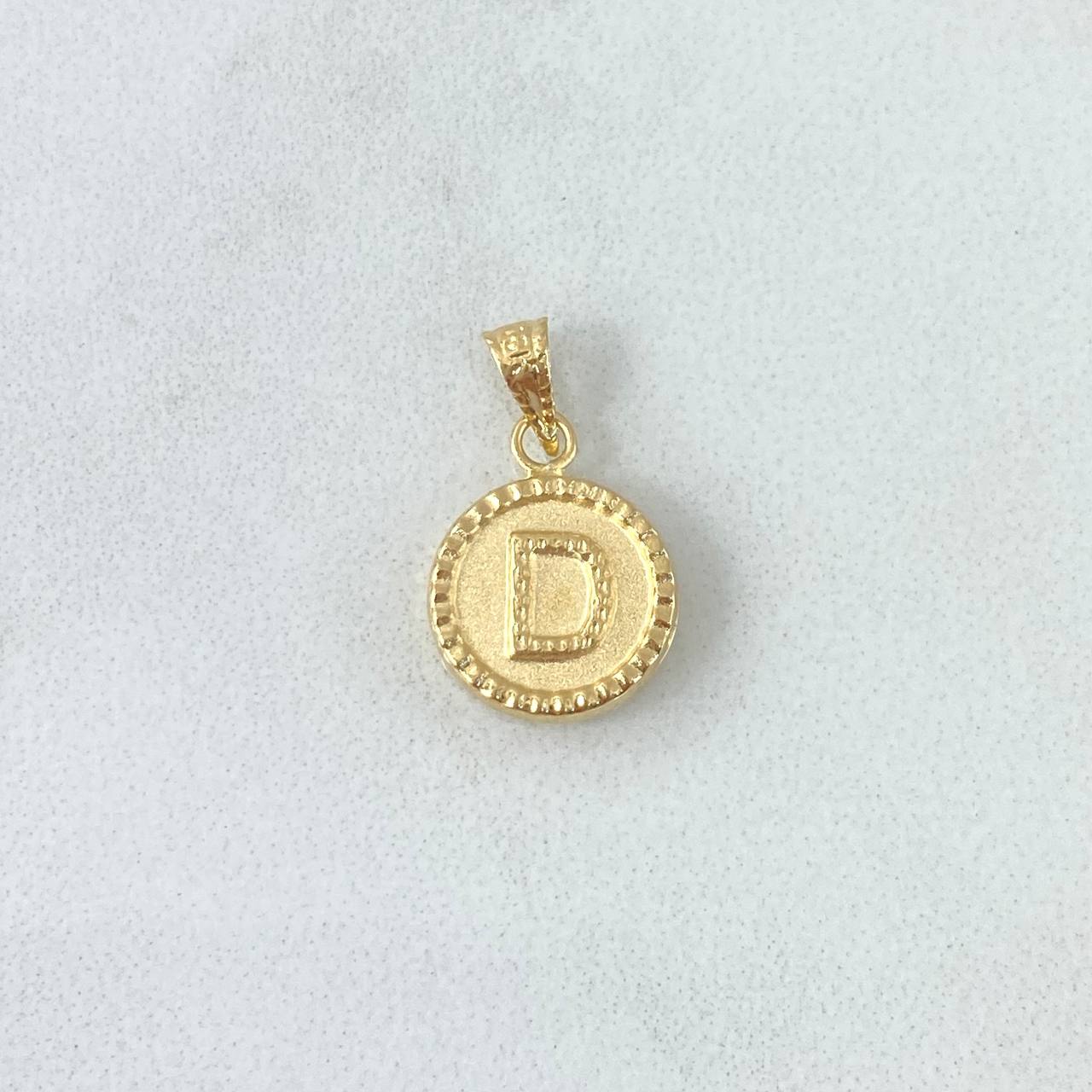 Pendant Letter D Mate 0.6gr / 1.5cm / Yellow Gold 18K Bordered Charger Circle