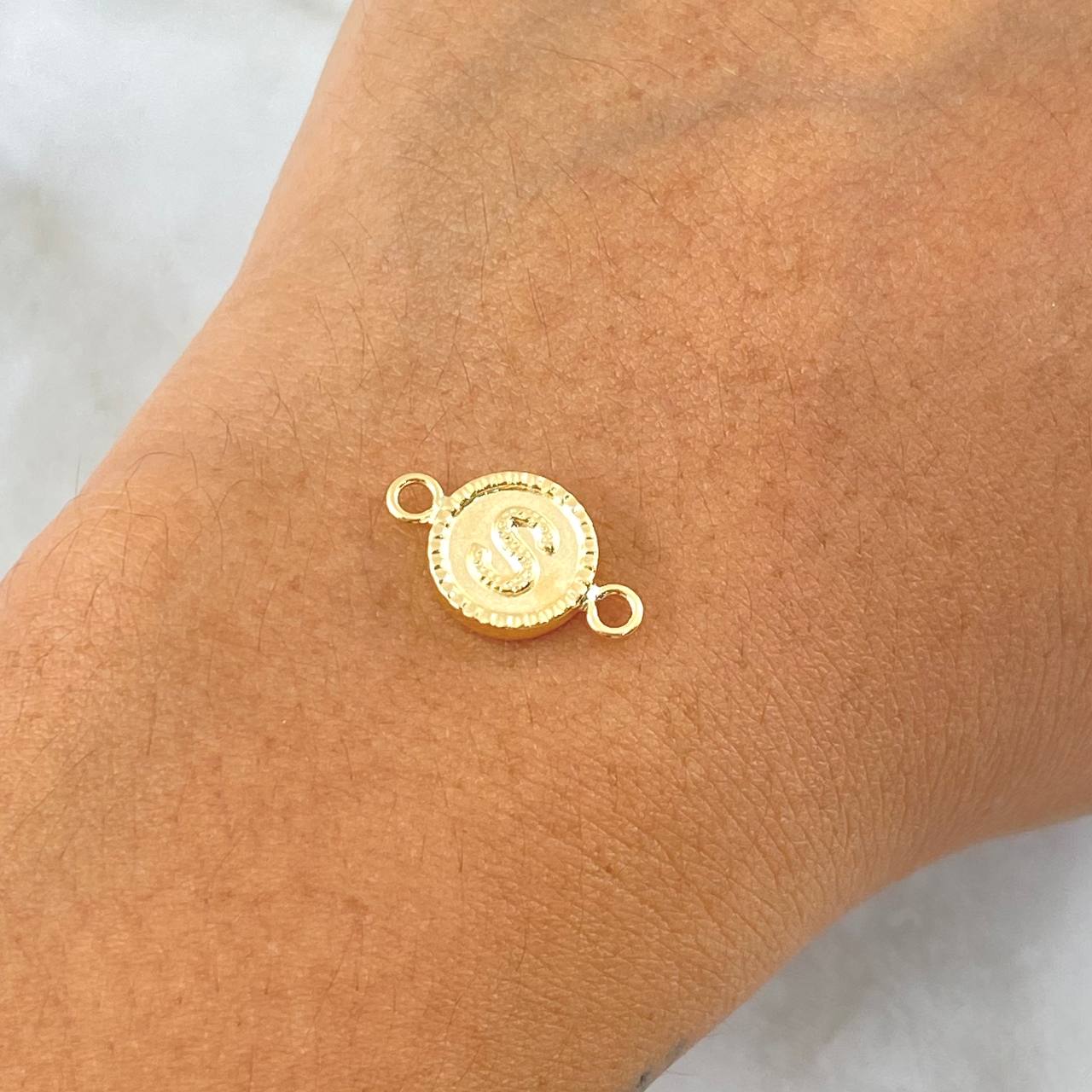 Charm Letter S 0.6gr / 0.7in / Bordered Circle 18K Gold ©