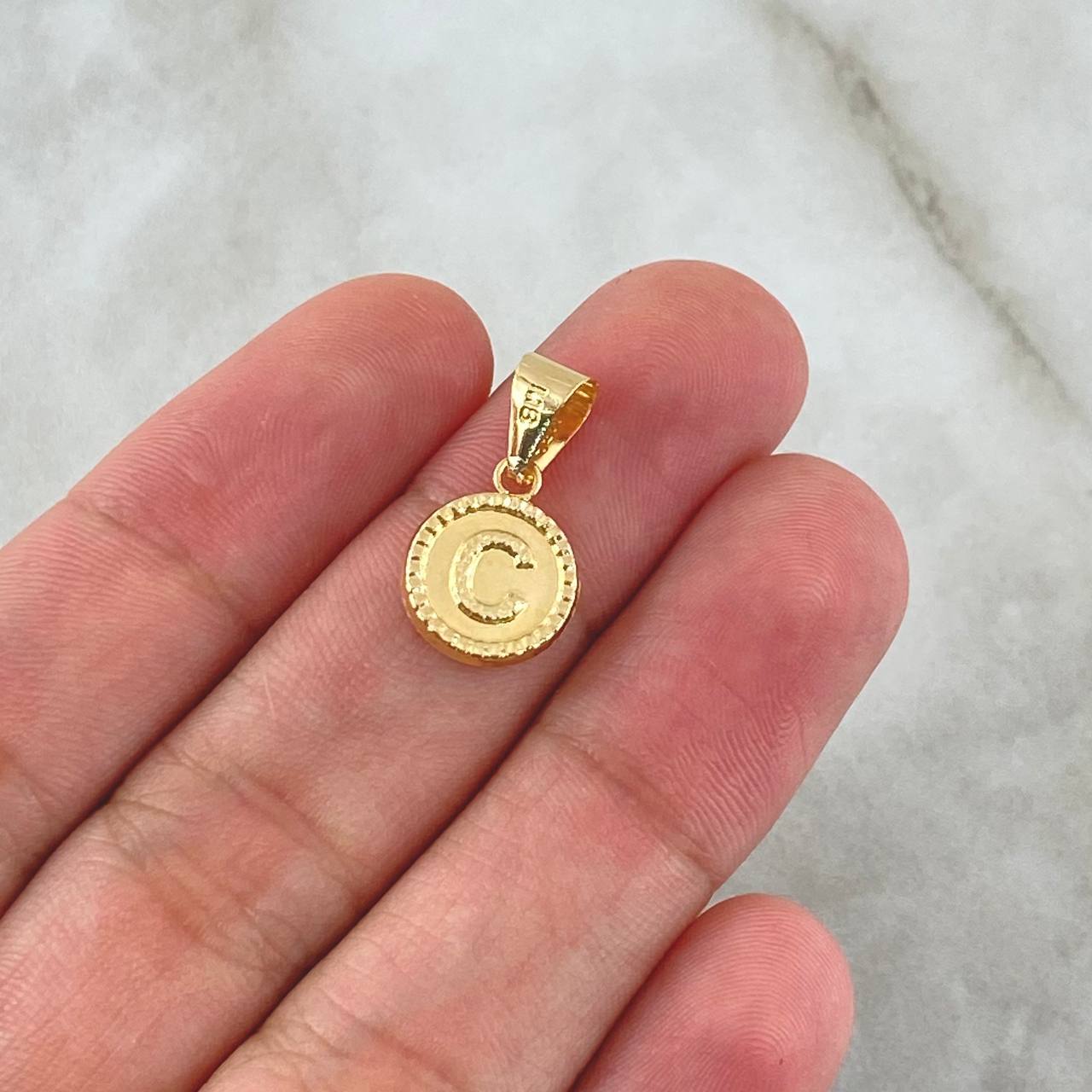 Pendant Letter C Polished 0.6gr / 1.9cm / Yellow Gold 18K Bordered Circle