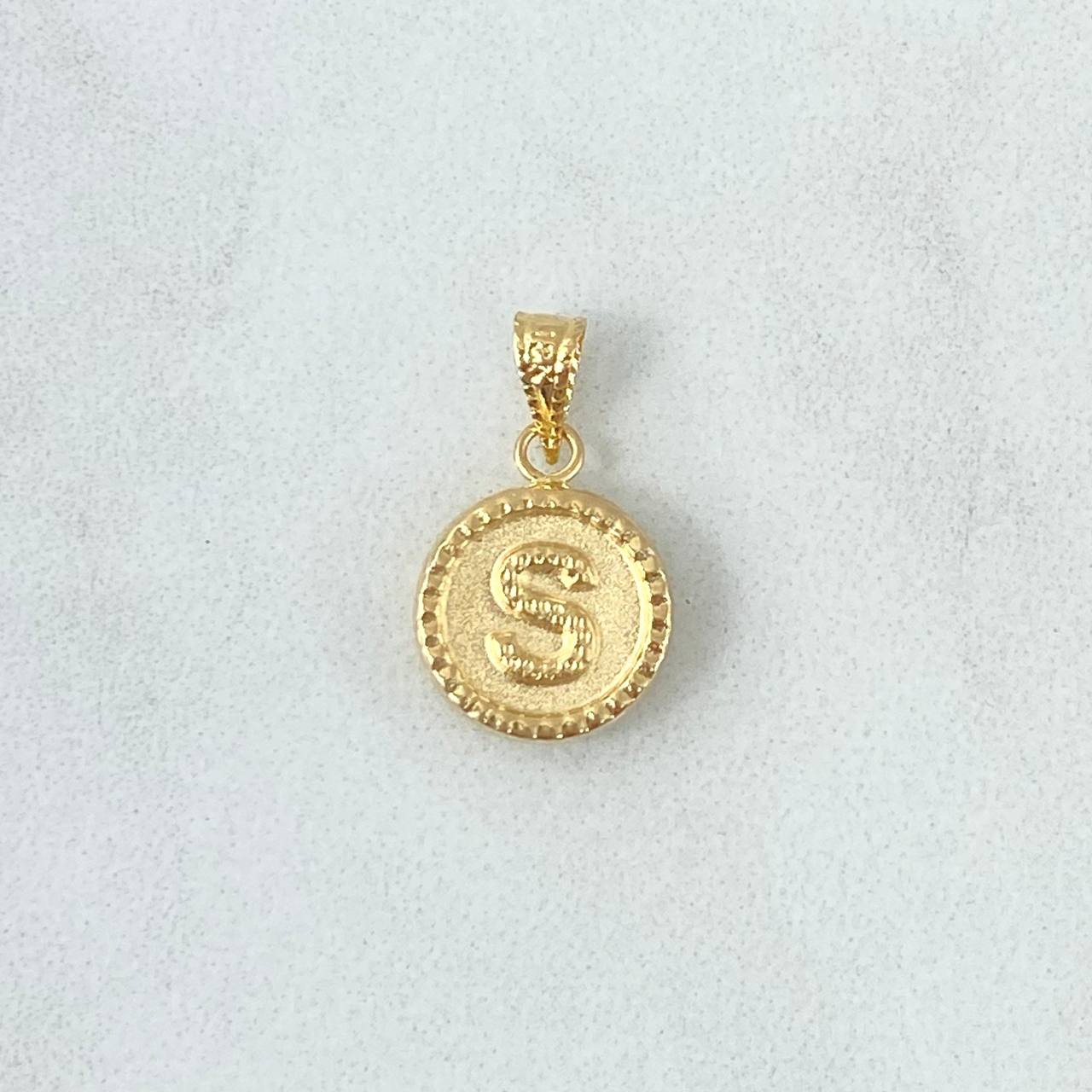 Dije Letra S Mate 0.6gr / 1.5cm / Circulo Cargador Bordeado Oro Amarillo 18K *